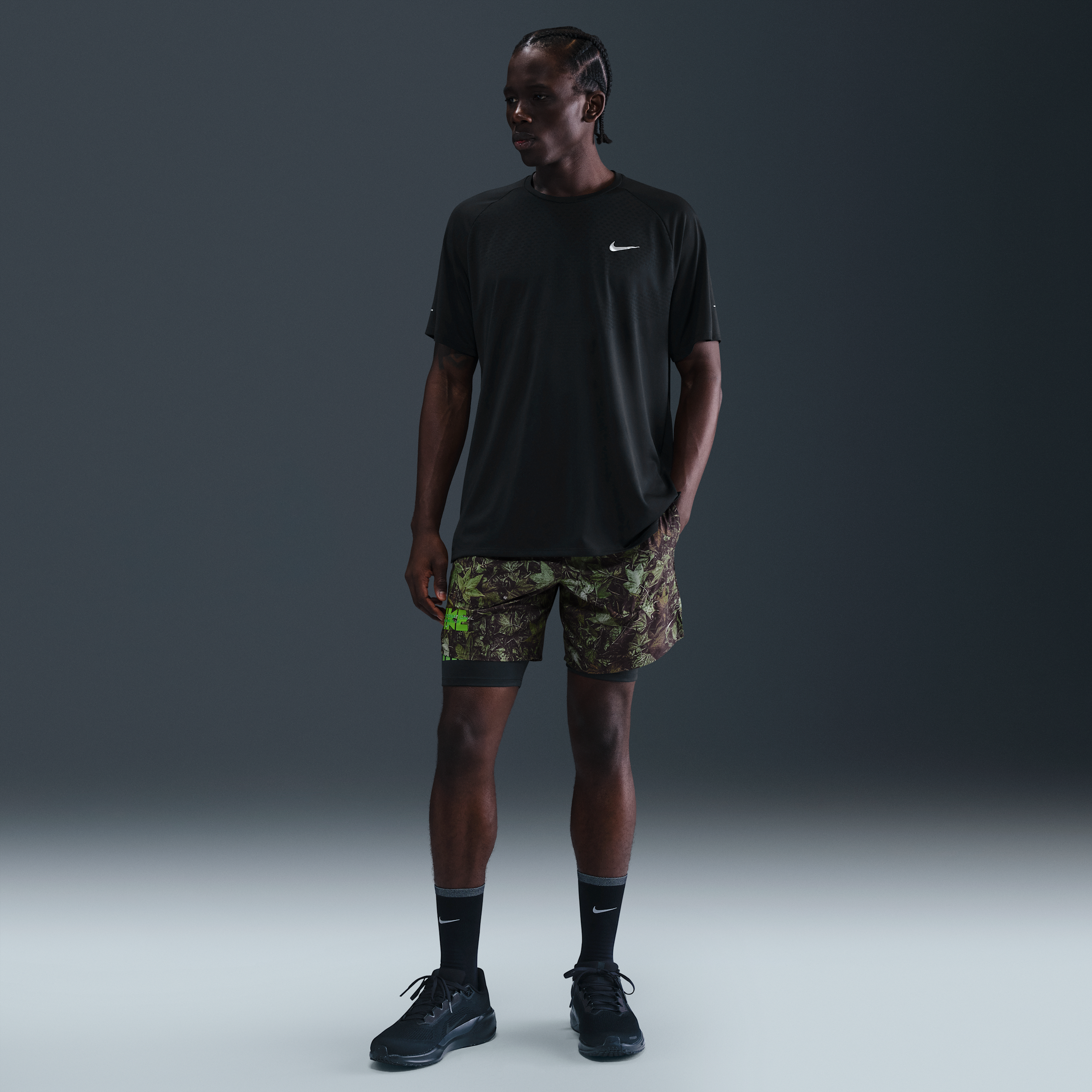 Thumbnail - Nike Stride Laufshorts mit Innenslip, Print und Dri-FIT-Technologie (Herren, ca. 18 cm) - Schwarz
