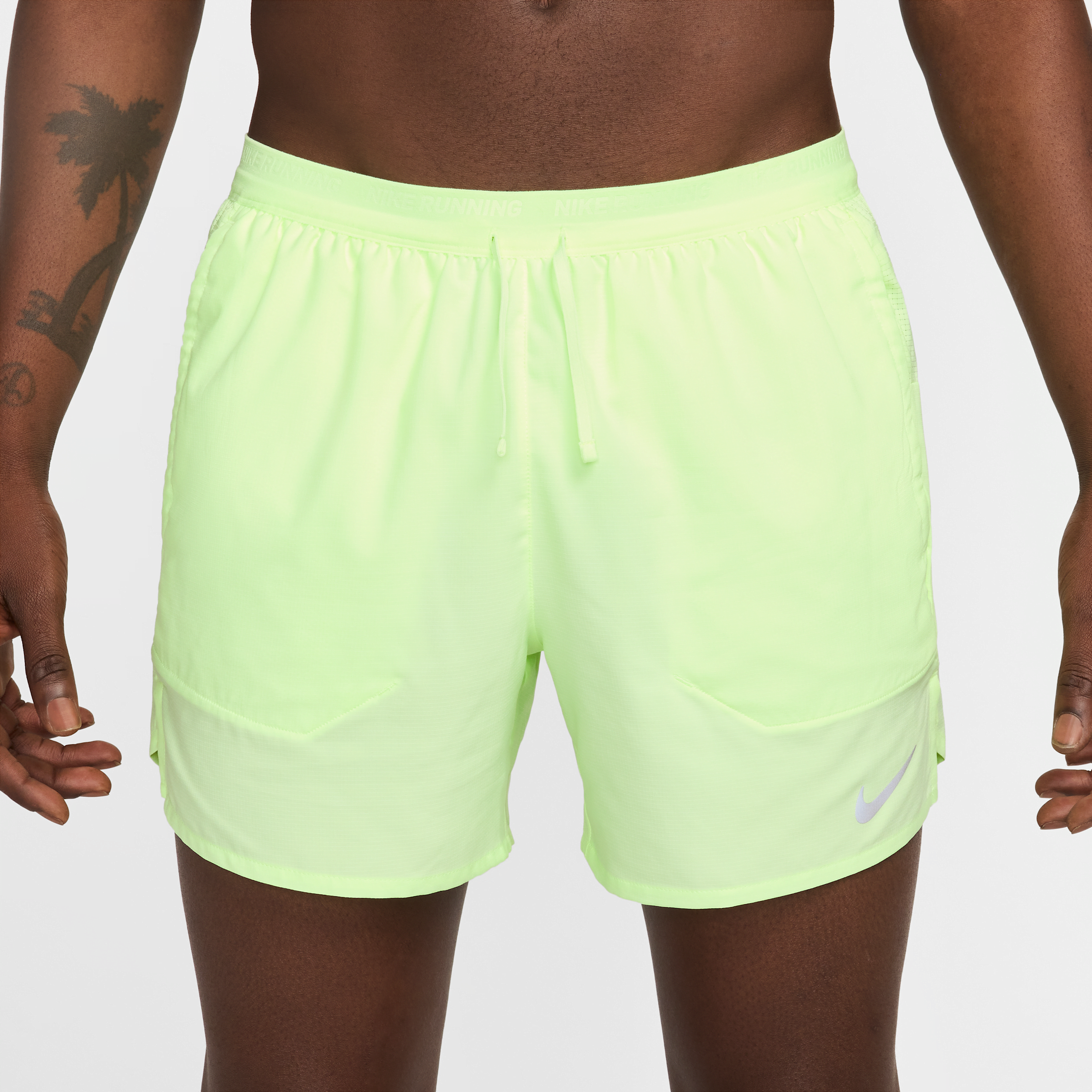 Short de running avec sous-short intégré Dri-FIT Nike Stride 13 cm pour homme - Jaune