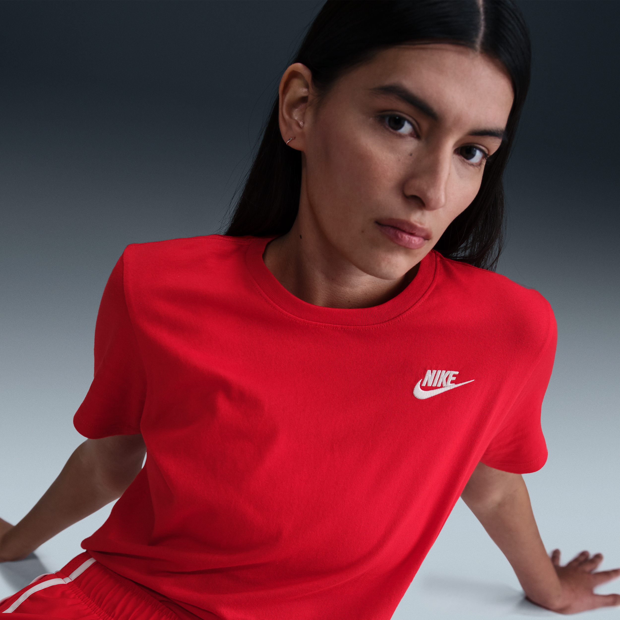 Tee-shirt Nike Sportswear Club Essentials pour femme - Rouge