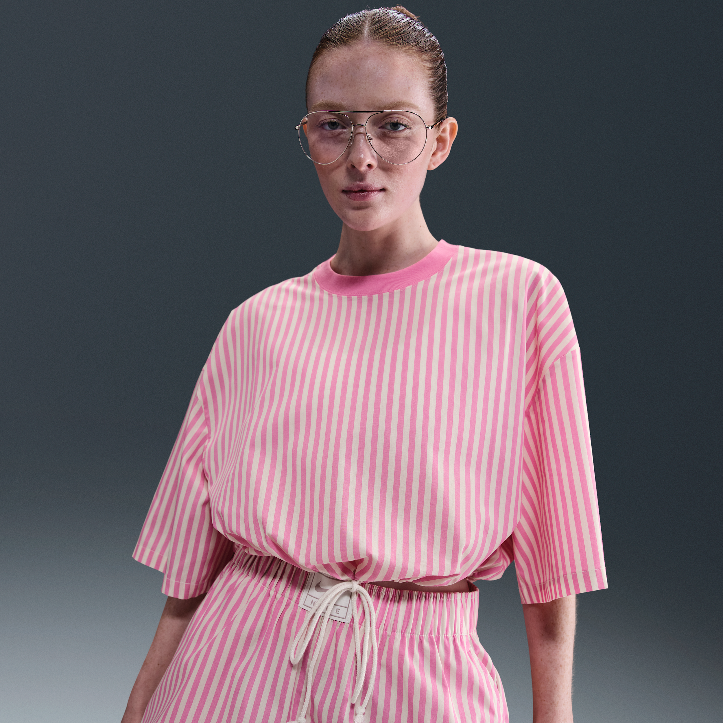 Thumbnail - Nike Chill Poplin Lockeres Oberteil mit Streifen (Damen) - Pink