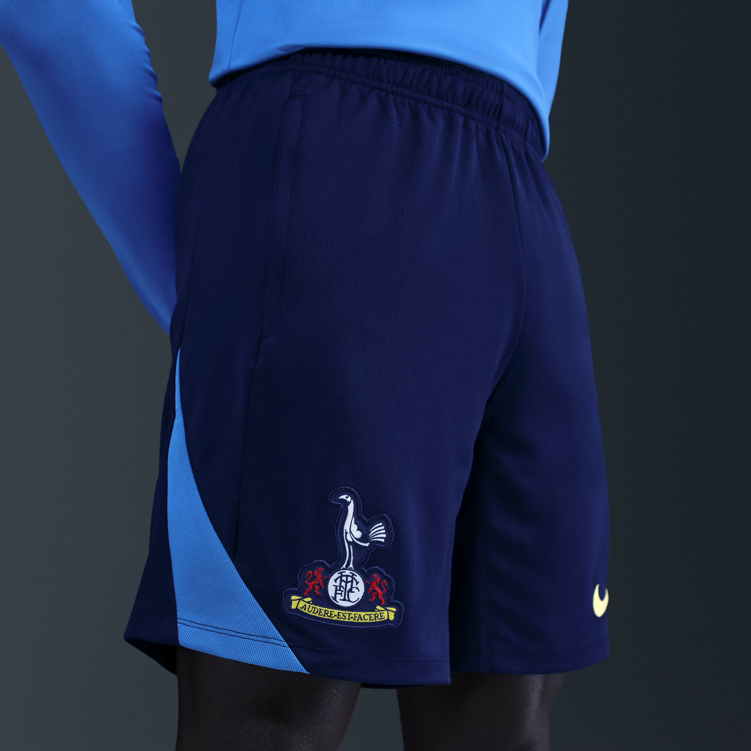 Thumbnail - Tottenham Hotspur Strike Third Nike Dri-FIT Total 90 Fußballshorts aus Strickmaterial (Herren) - Blau