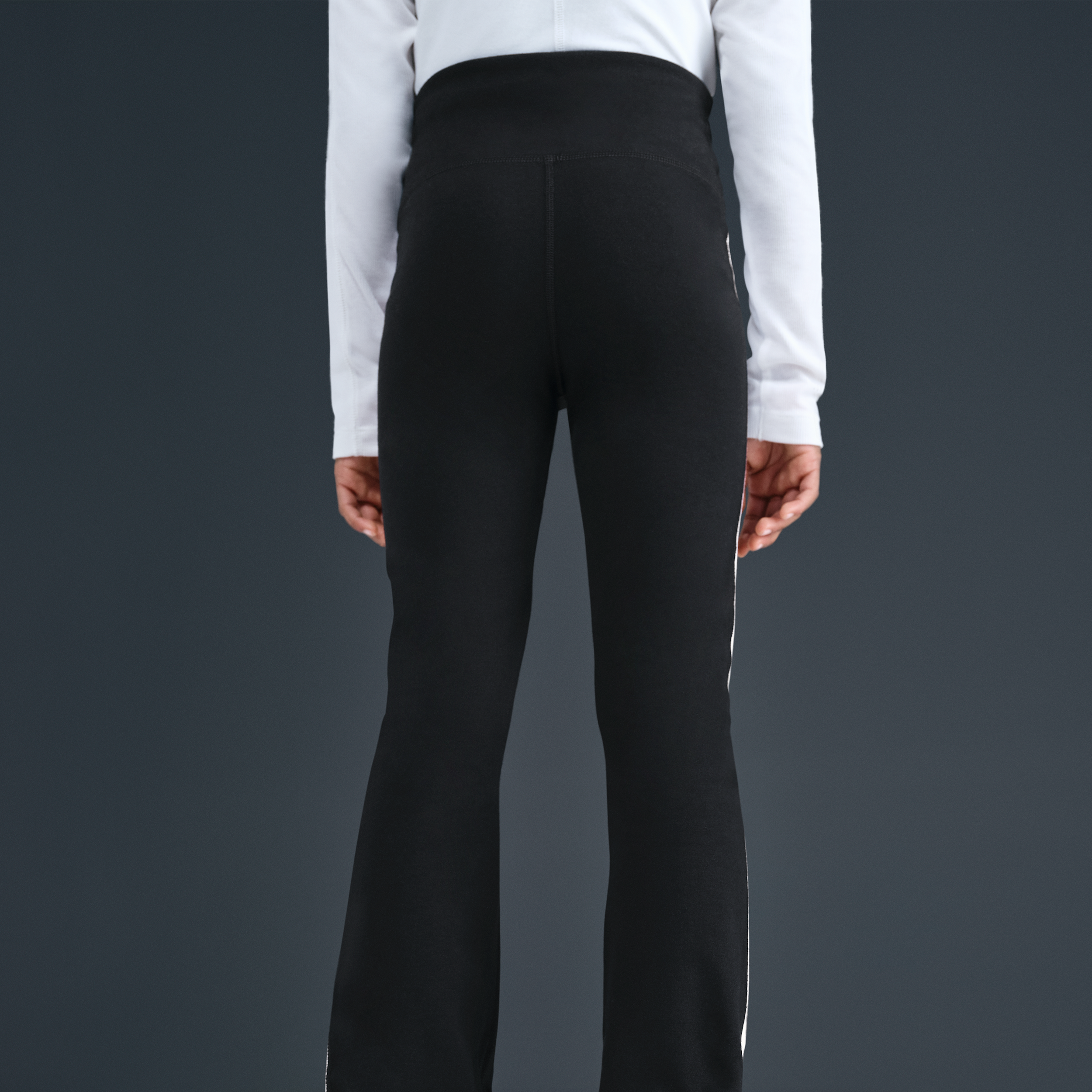 Thumbnail - Nike klassische Flare-Leggings für ältere Kinder (Mädchen) - Schwarz