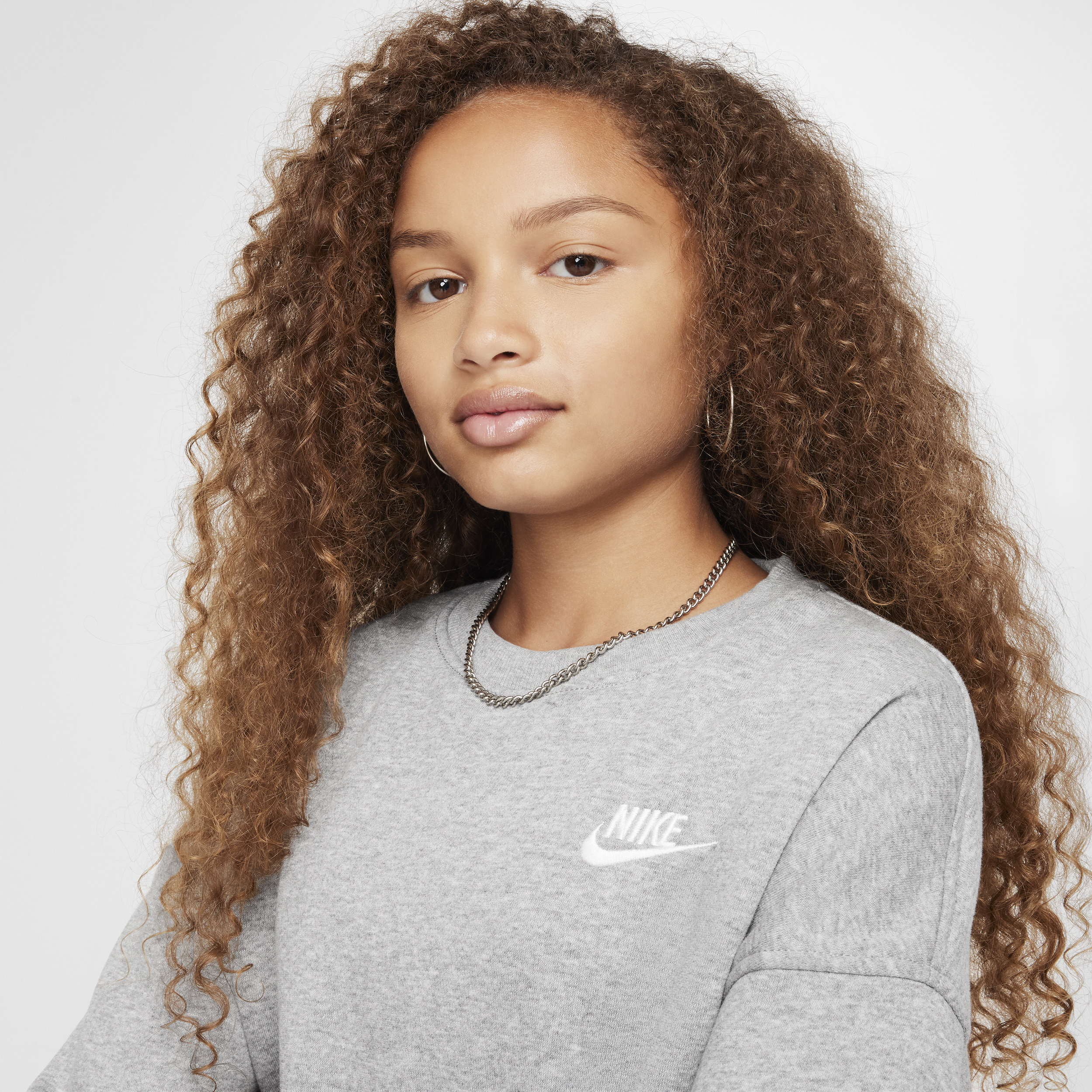 Thumbnail - Nike Club Fleece-Sweatshirt mit Rundhalsausschnitt und kastiger Passform (Mädchen) - Grau