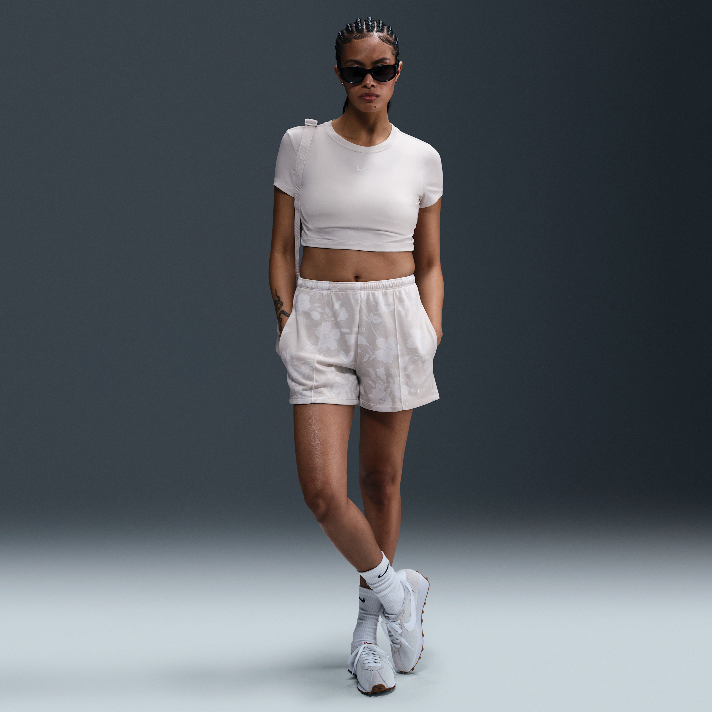 Thumbnail - Nike Sportswear Chill Terry Shorts aus French Terry mit Print und mittelhohem Bund (Damen) - Braun