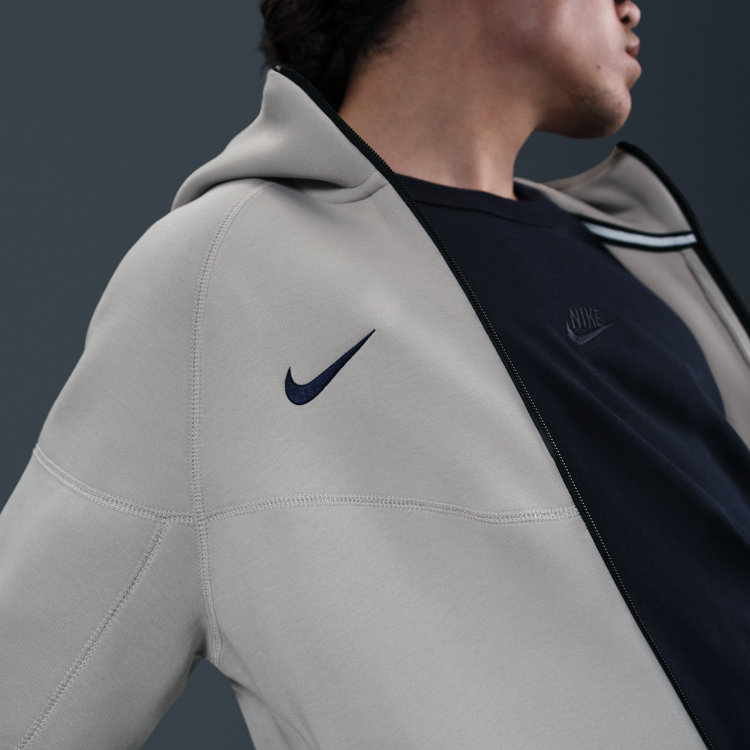 Thumbnail - Tottenham Hotspur Tech Windrunner Nike Fußball-Fleece-Kapuzenjacke mit durchgehendem Reißverschluss (Herren) - Grau