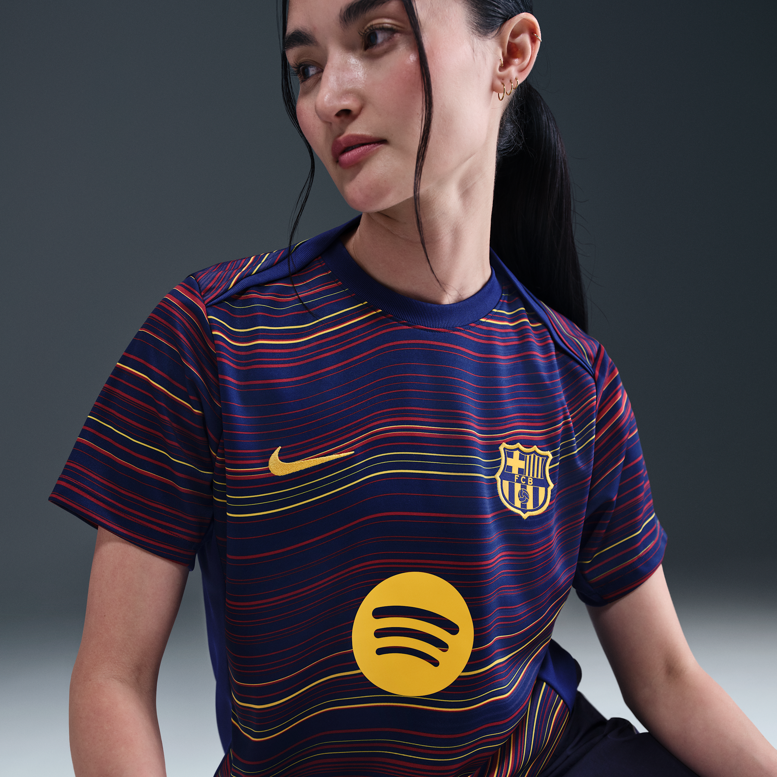 Thumbnail - FC Barcelona Academy Pro Home Nike Dri-FIT Pre-Match Kurzarm-Fußballoberteil (Damen) - Blau