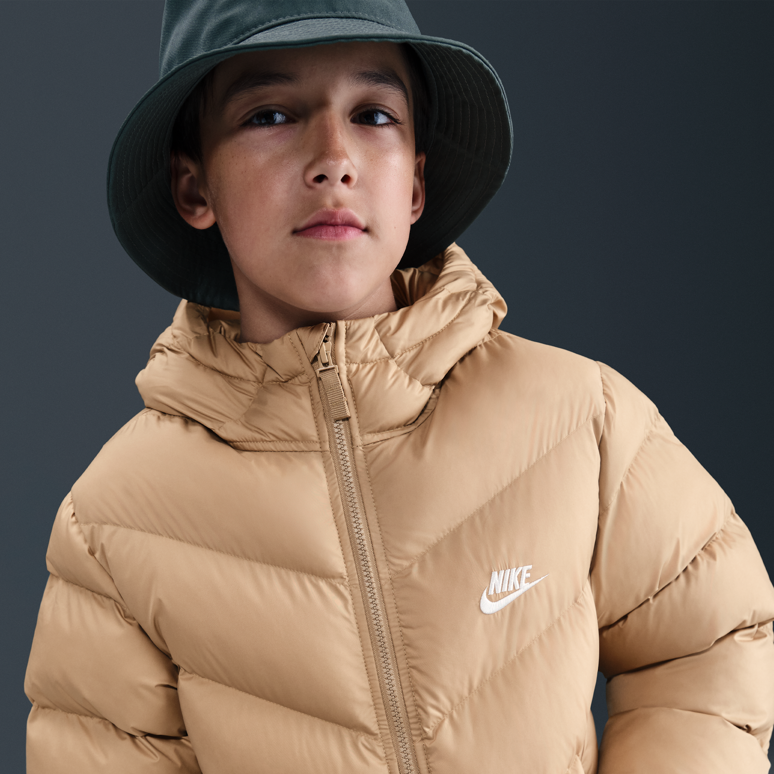 Thumbnail - Nike All Day Play Therma-FIT-Puffer-Jacke mit weiter Passform (ältere Kinder) - Braun
