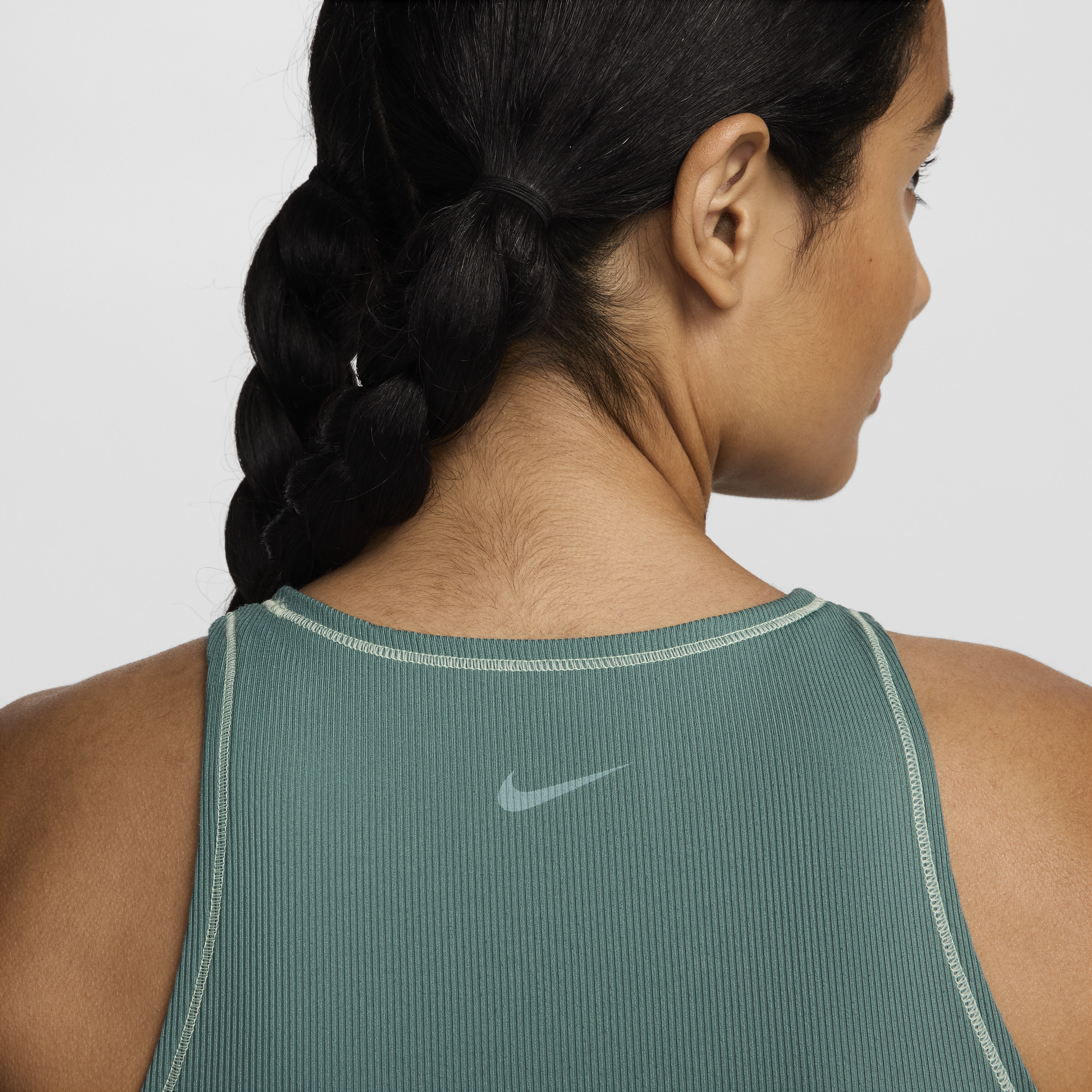 Nike One Fitted Dri-FIT geribde tanktop voor dames Groen