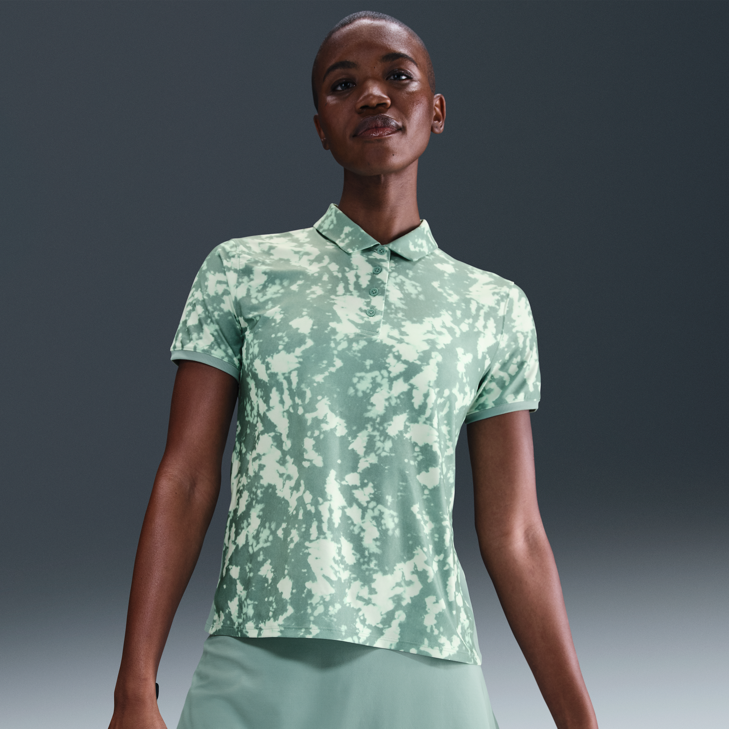 Thumbnail - Nike Victory kurzärmliges Golf-Poloshirt mit Print und Dri-FIT-Technologie (Damen) - Grün