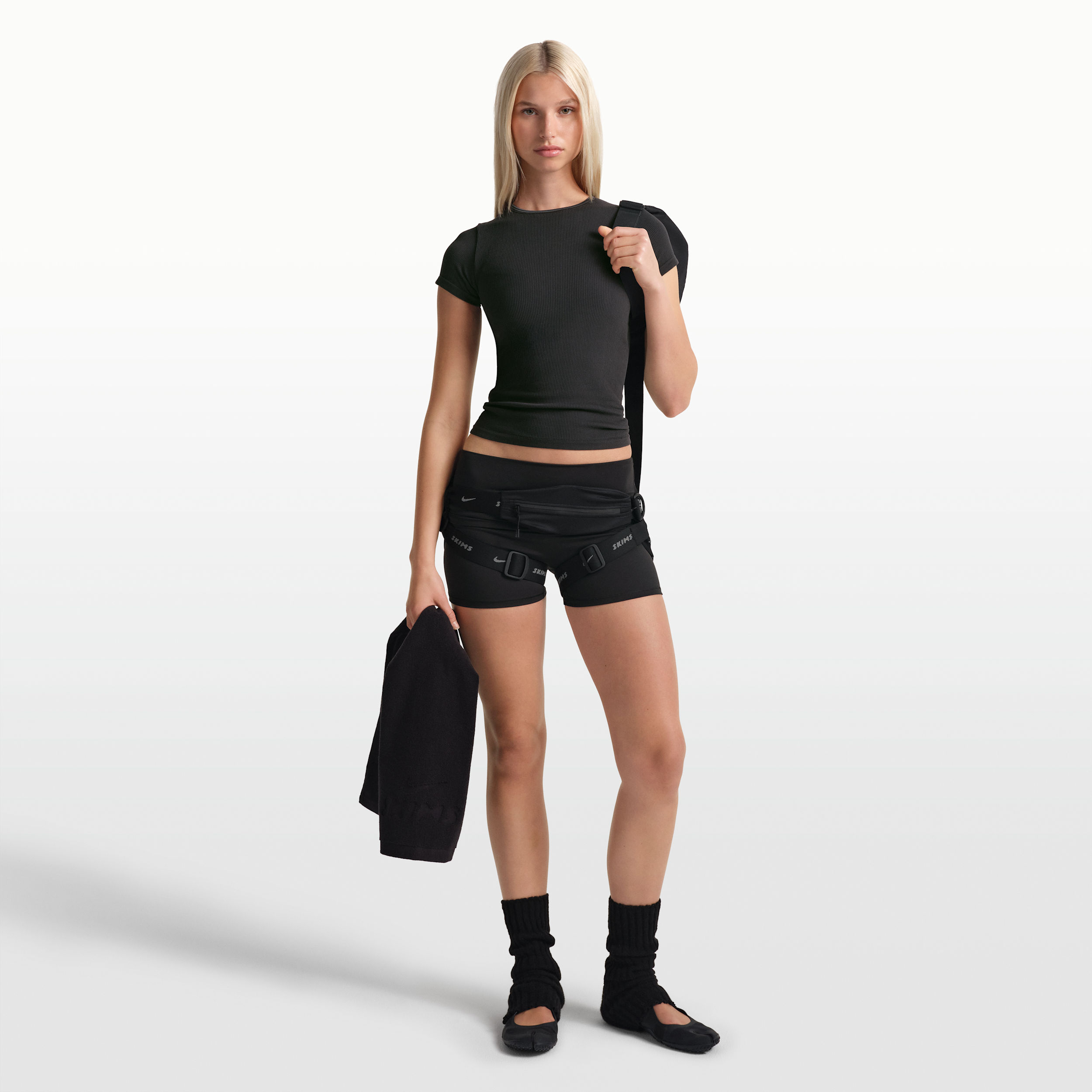 Thumbnail - NikeSKIMS Kurzarm-Oberteil aus nahtlosem Rippmaterial (Damen) - Schwarz