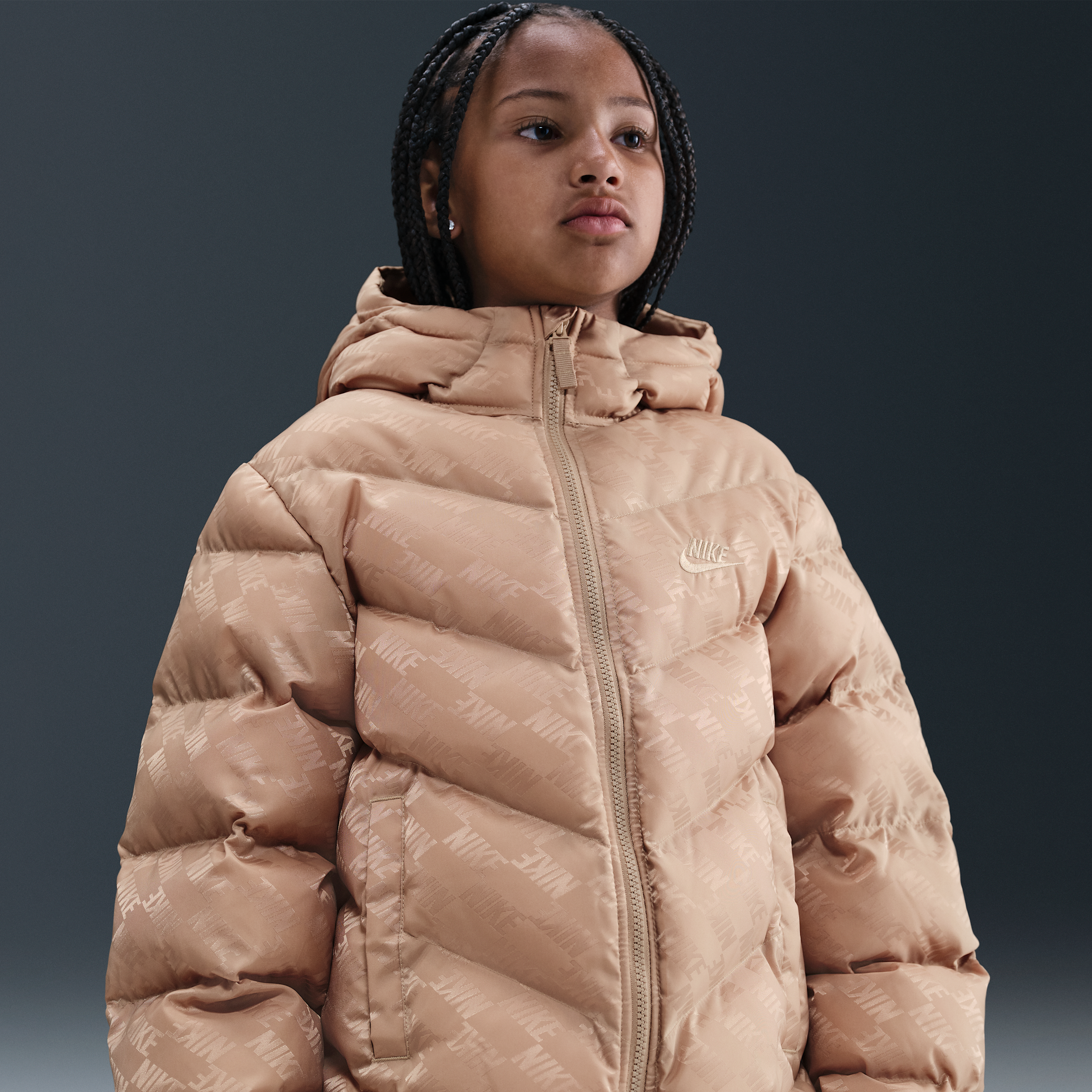 Thumbnail - Nike All Day Play Therma-FIT-Puffer-Jacke mit weiter Passform (ältere Kinder) - Braun