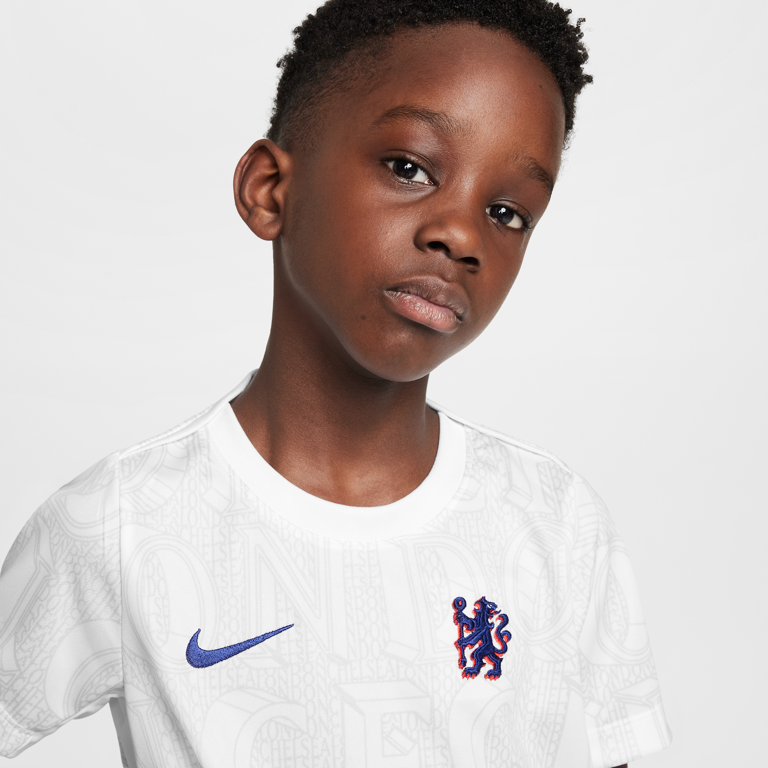 Thumbnail - FC Chelsea Academy Pro Nike Dri-FIT Fußball-Kurzarmshirt für jüngere Kinder - Weiß