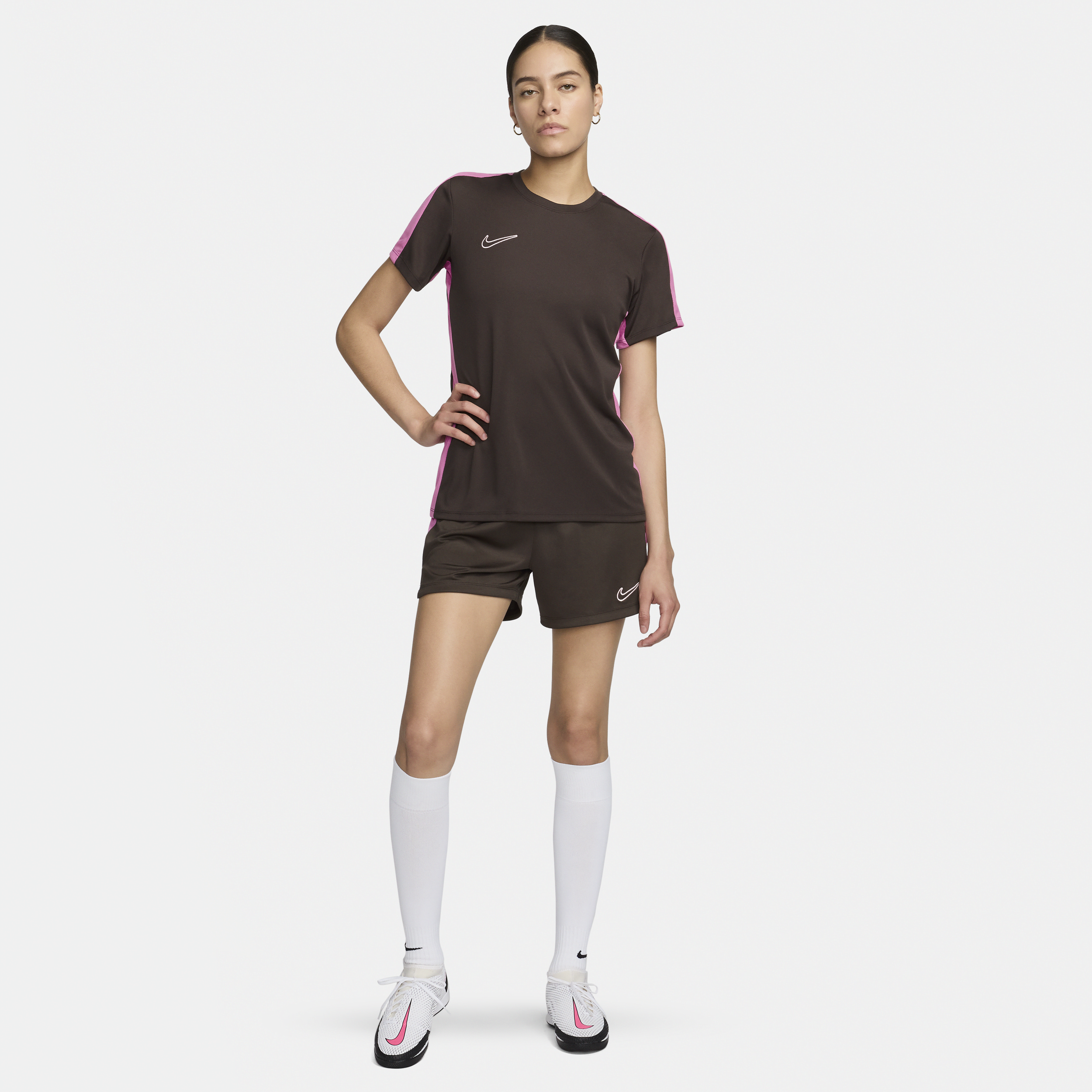 Nike Dri-FIT Academy Voetbaltop met korte mouwen voor dames Bruin