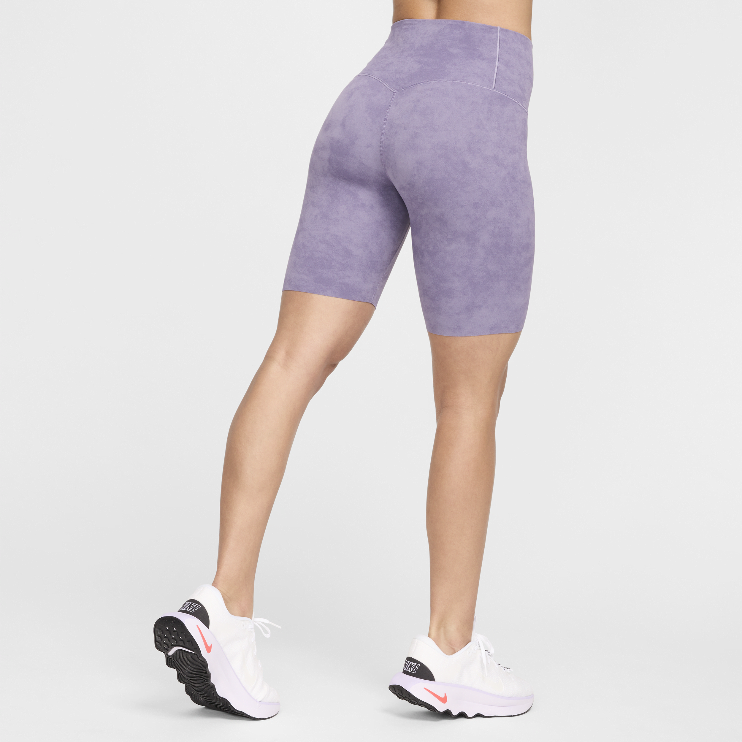 Nike Zenvy Tie-Dye bikeshorts met iets ondersteunende hoge taille voor dames (21 cm) Paars