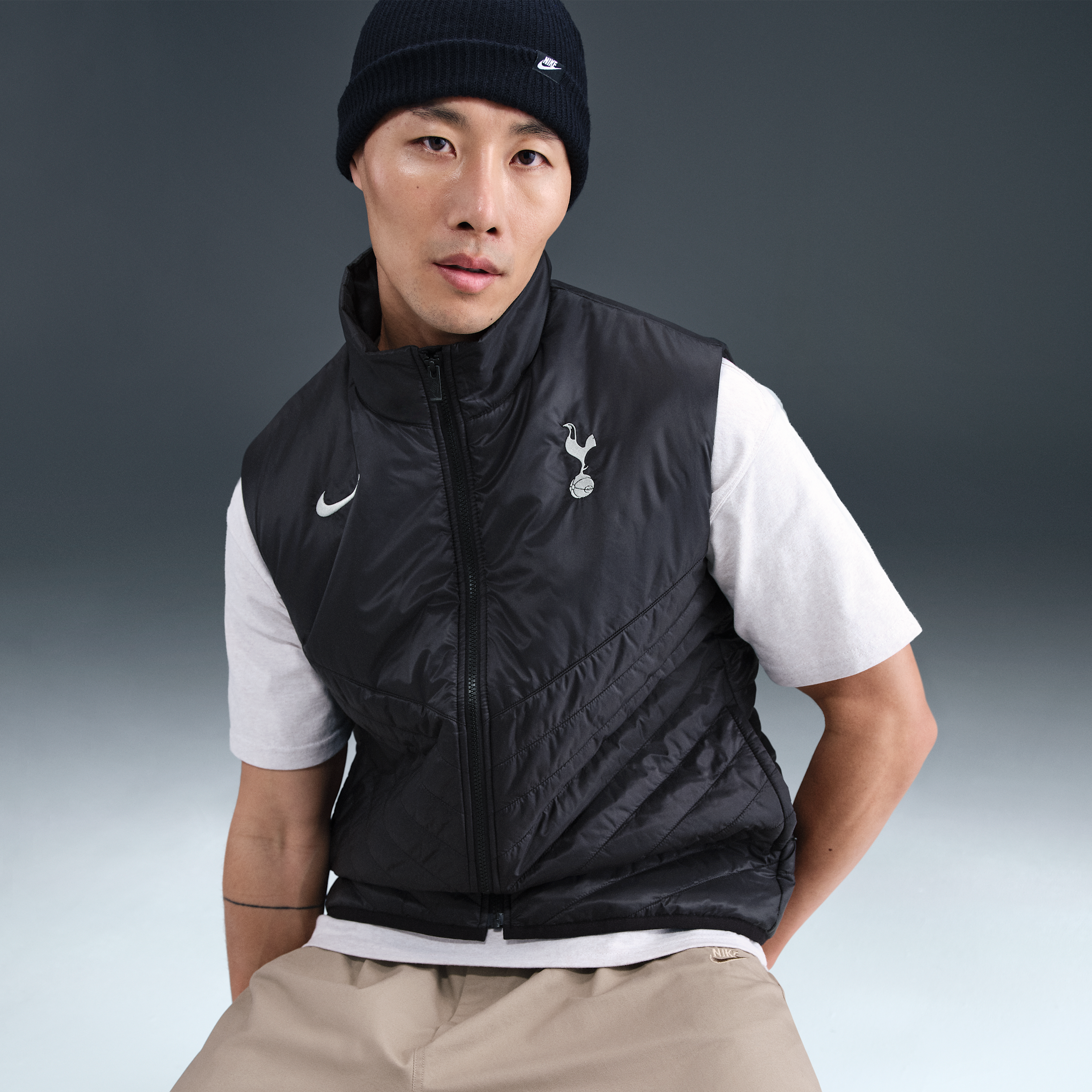 Thumbnail - Tottenham Hotspur Windrunner Nike Therma-FIT mittelschwere Fußball-Puffer-Weste (Herren) - Schwarz