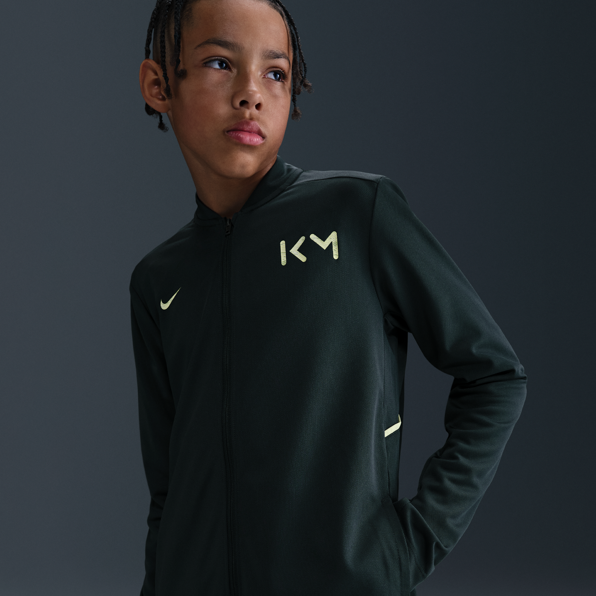 Thumbnail - Kylian Mbappé Academy Nike Dri-FIT Fußball-Trainingsanzug (ältere Kinder) - Grün