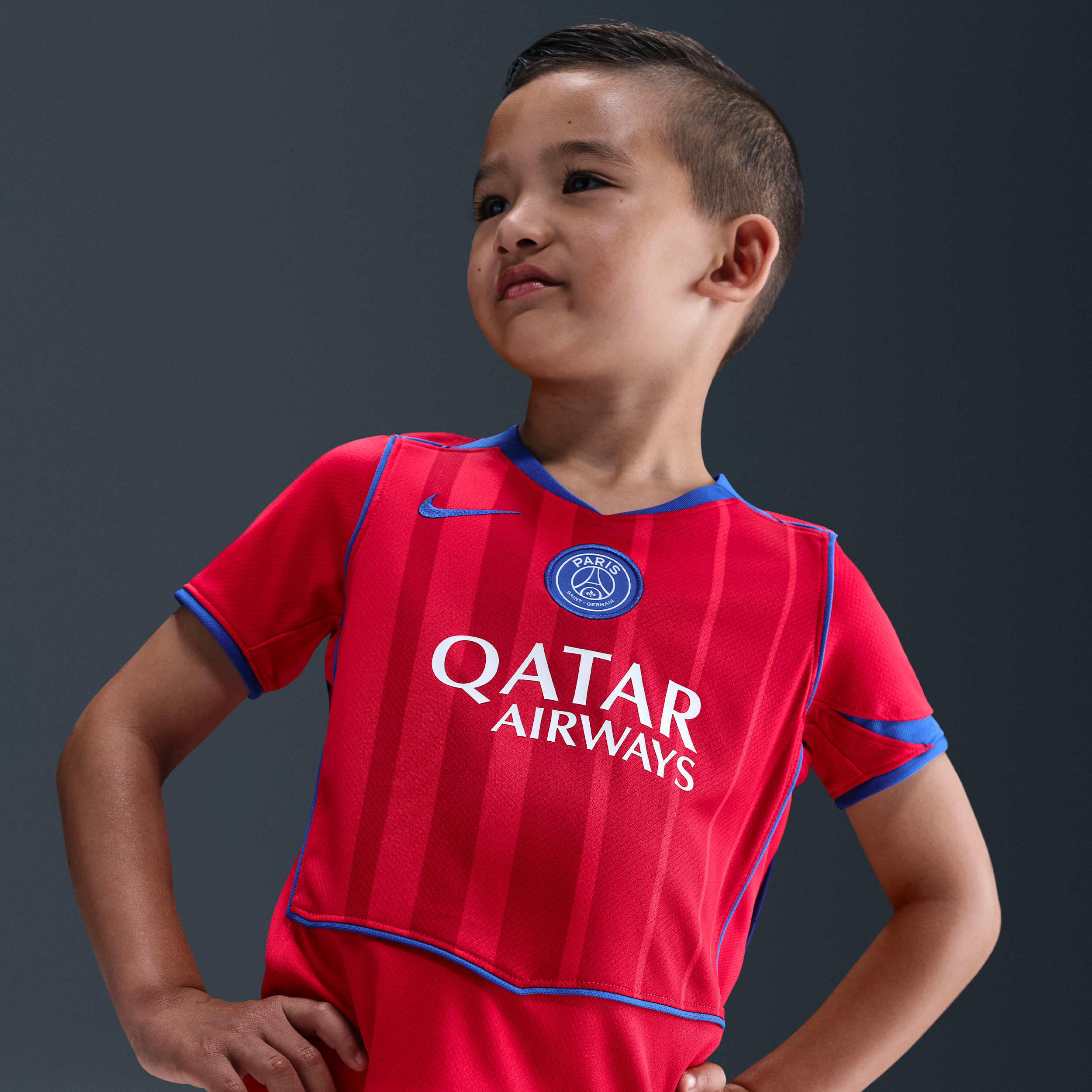 Thumbnail - Paris Saint-Germain 2025/26 Stadium Third Nike Dri-FIT Total 90 dreiteiliges Fußballtrikot-Set (jüngere Kinder) - Rot