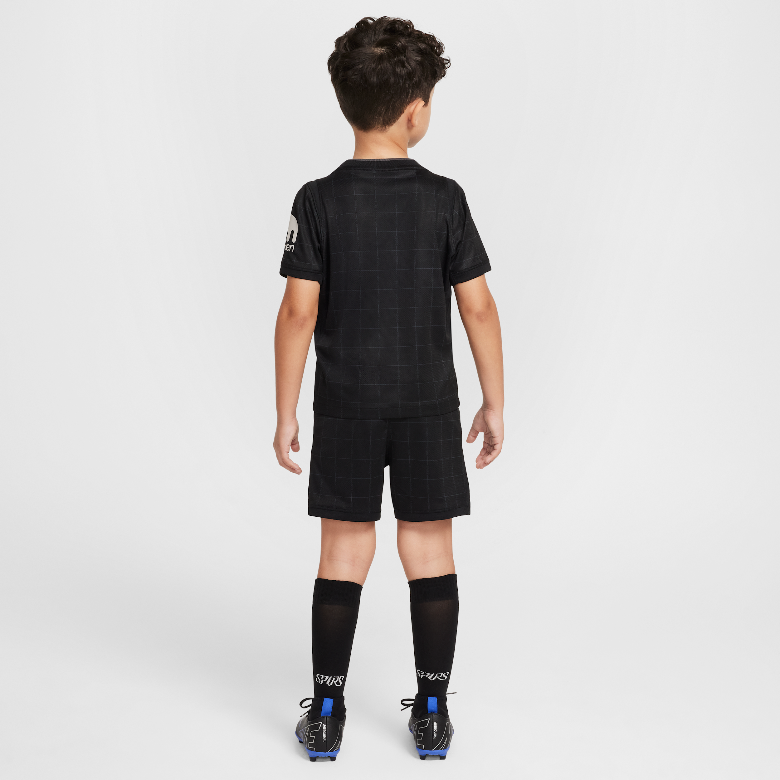 Thumbnail - Tottenham Hotspur 2025/26 Stadium Away dreiteiliges Nike Replika Fußballtrikot-Set (jüngere Kinder) - Schwarz
