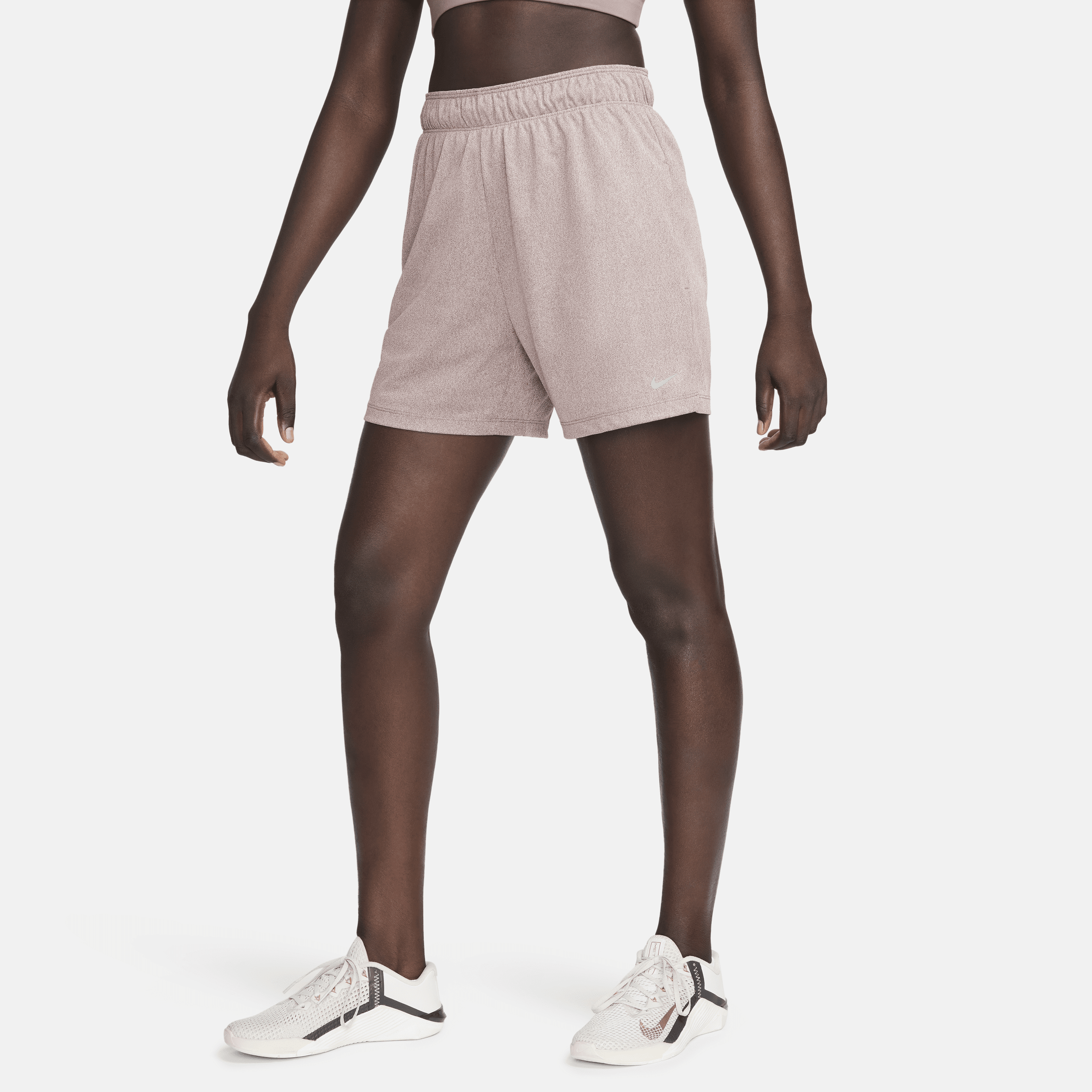 Nike Attack ongevoerde fitnesshorts met Dri-FIT en halfhoge taille voor dames (13 cm) Paars