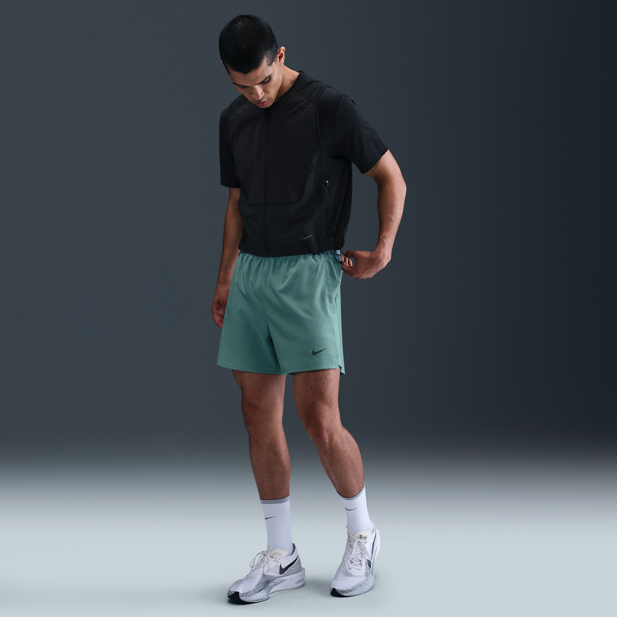 Thumbnail - Nike Challenger vielseitige 2-in-1-Shorts mit Dri-FIT-Technologie (Herren, ca. 13 cm) - Grün