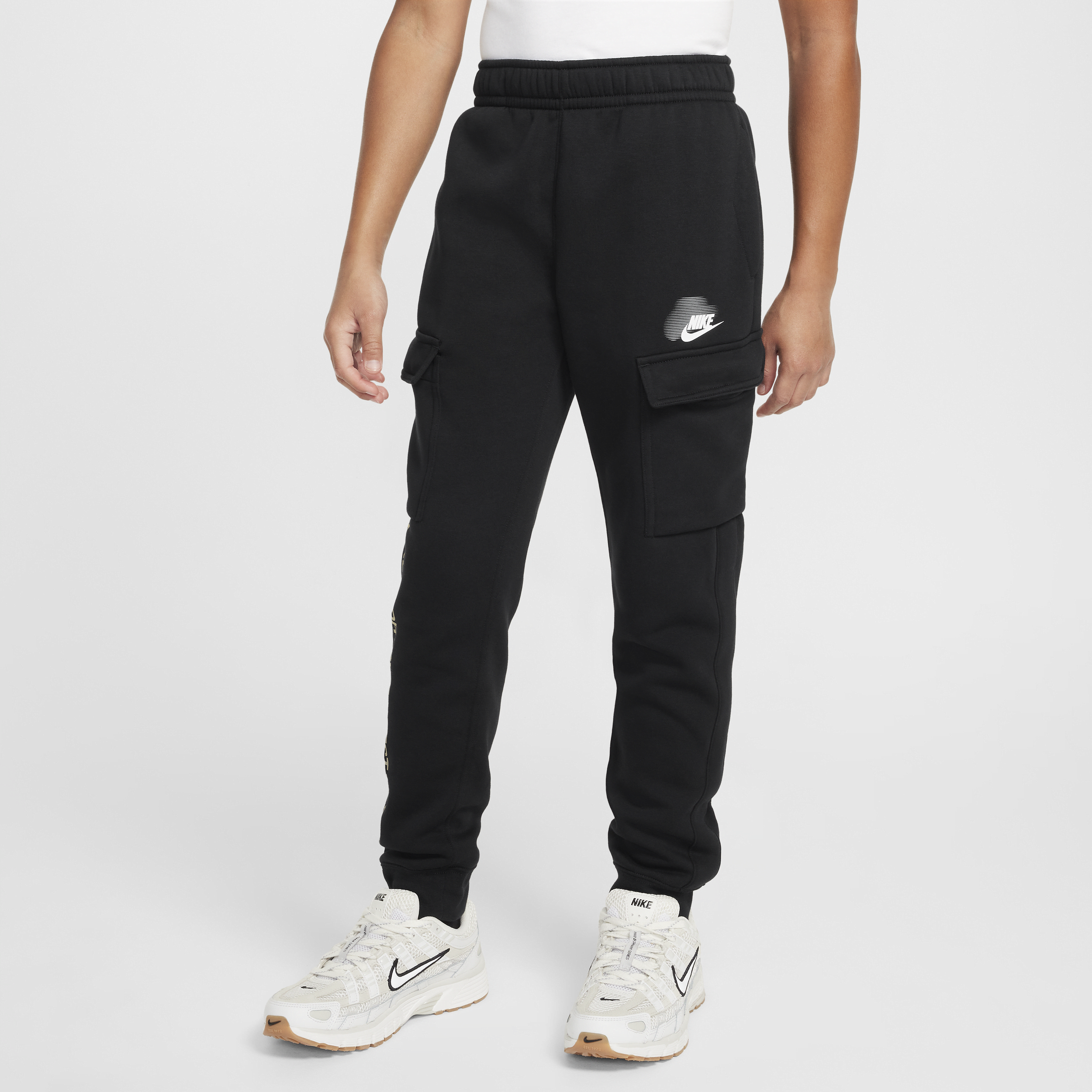 pantalon-cargo-nike-sportswear-standard-issue-pour-ado-garcon-noir-xs-hm4337-011