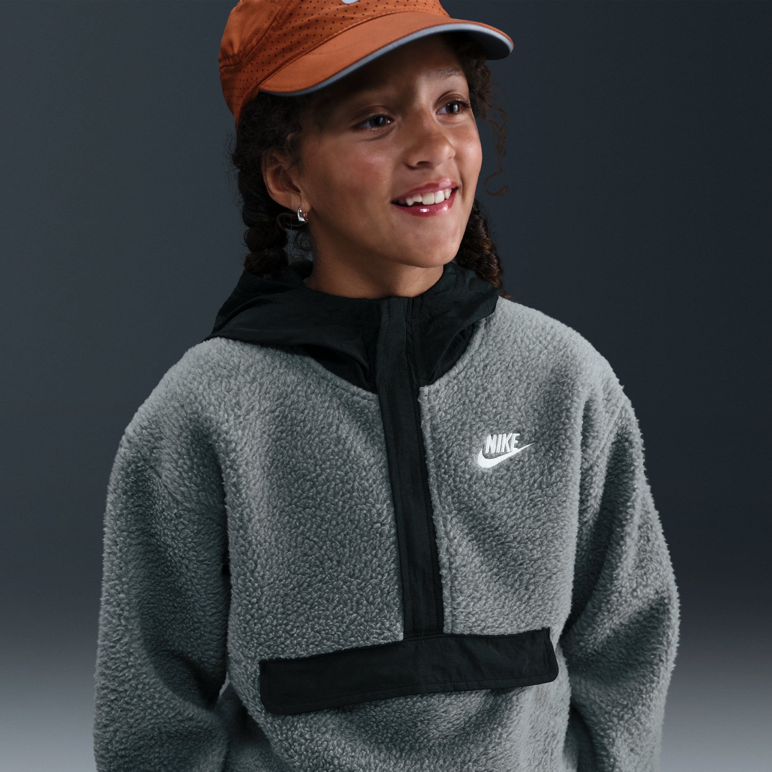 Thumbnail - Nike Club Fleece lockerer Hoodie mit 1/4-Reißverschluss (ältere Kinder) - Grau