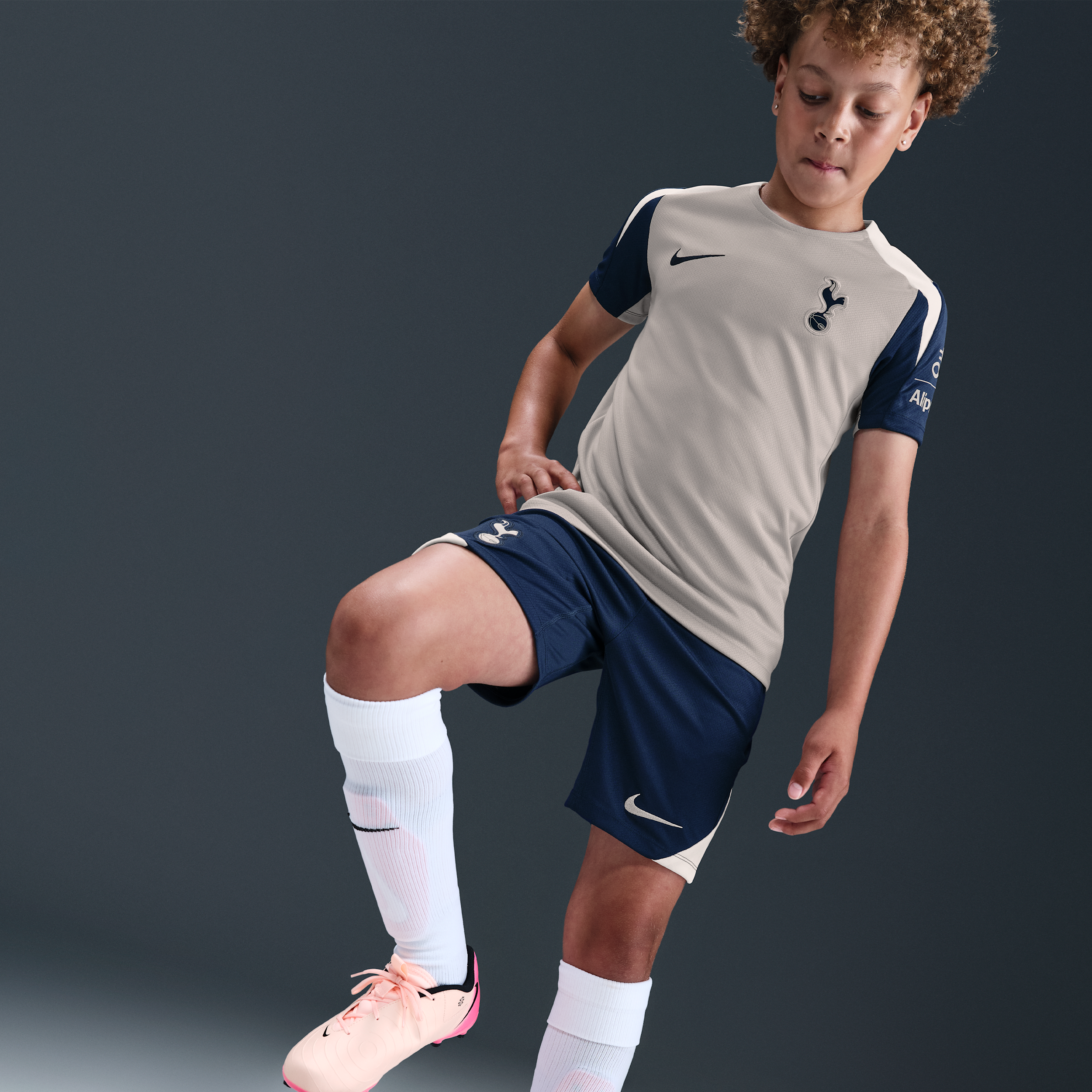Thumbnail - Tottenham Hotspur Strike Nike Dri-FIT Fußball-Kurzarmshirt (ältere Kinder) - Grau