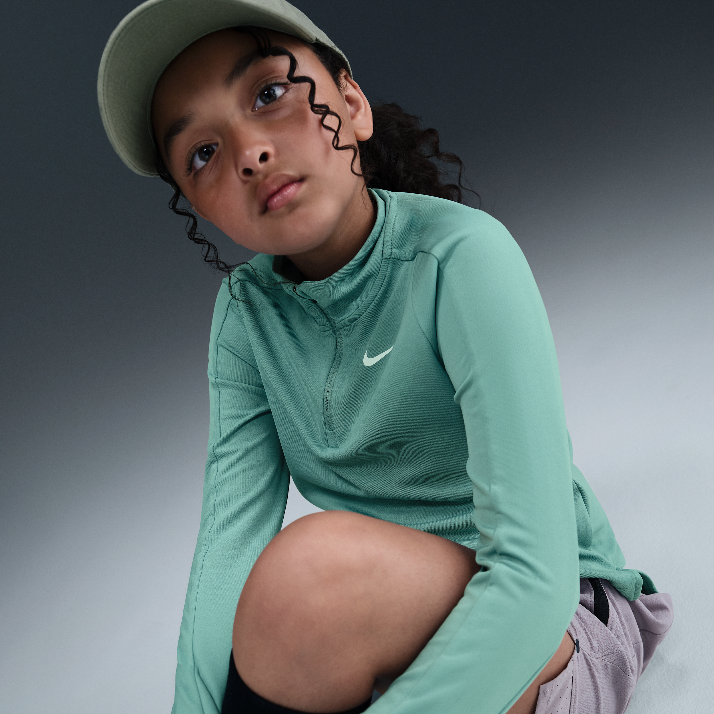 Thumbnail - Nike Dri-FIT Longsleeve mit Viertelreißverschluss (Mädchen) - Grün