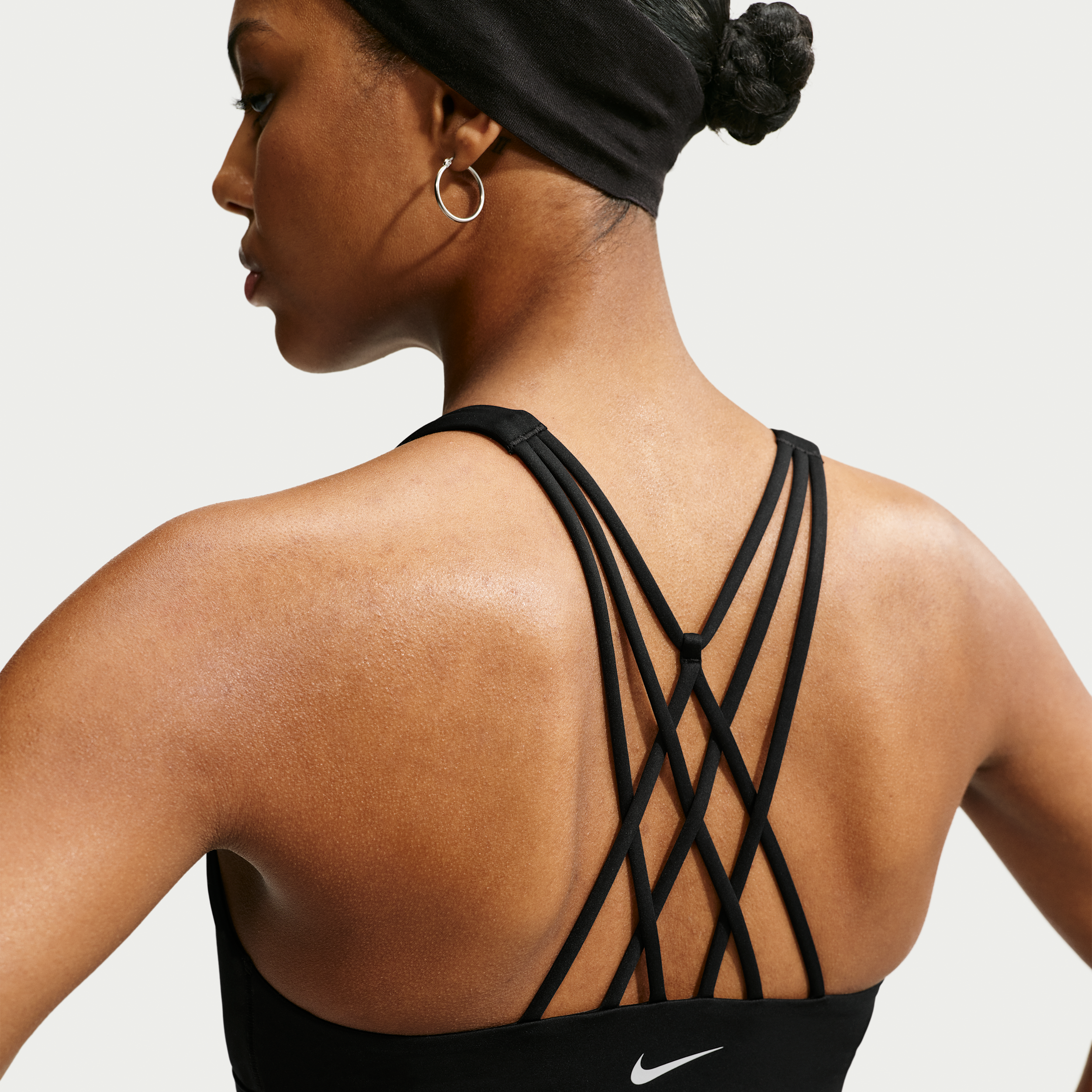 Nike Indy Strappy-sports-bh med let støtte til kvinder - sort