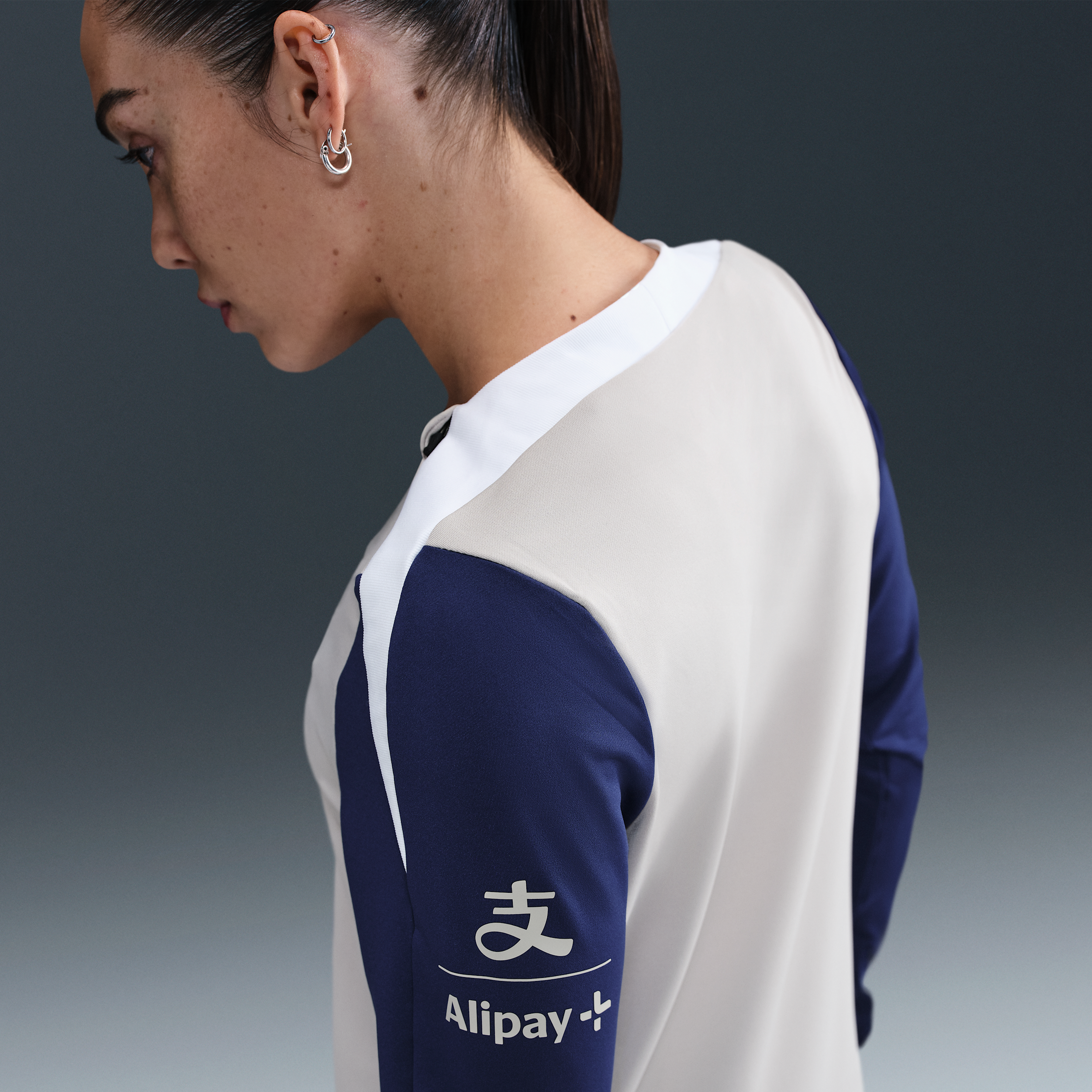 Thumbnail - Tottenham Hotspur Strike Nike Dri-FIT Fußball-Oberteil aus Strick (Damen) - Grau