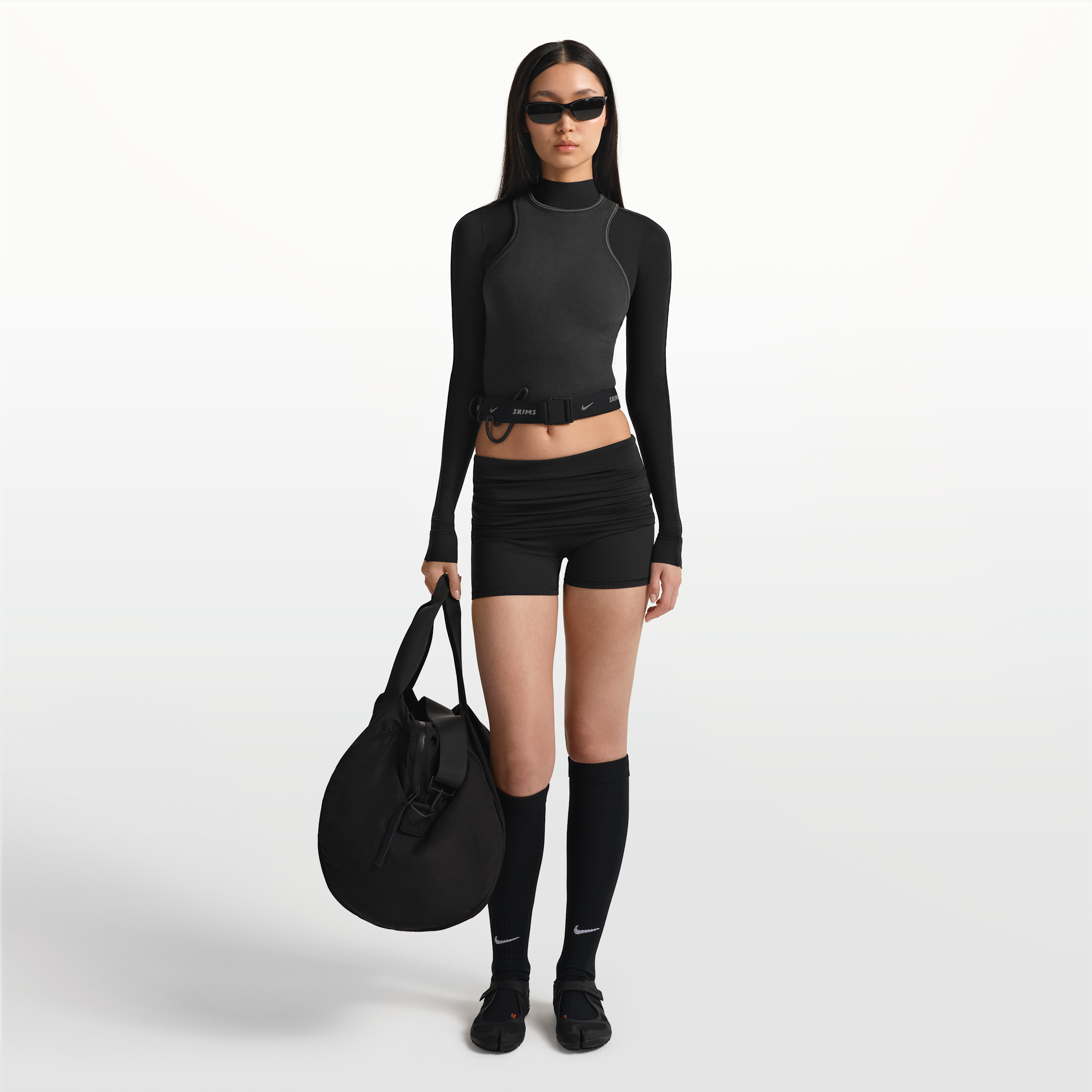 Shorts con fascia in vita con risvolto NikeSKIMS Matte 7,5 cm – Donna - Nero