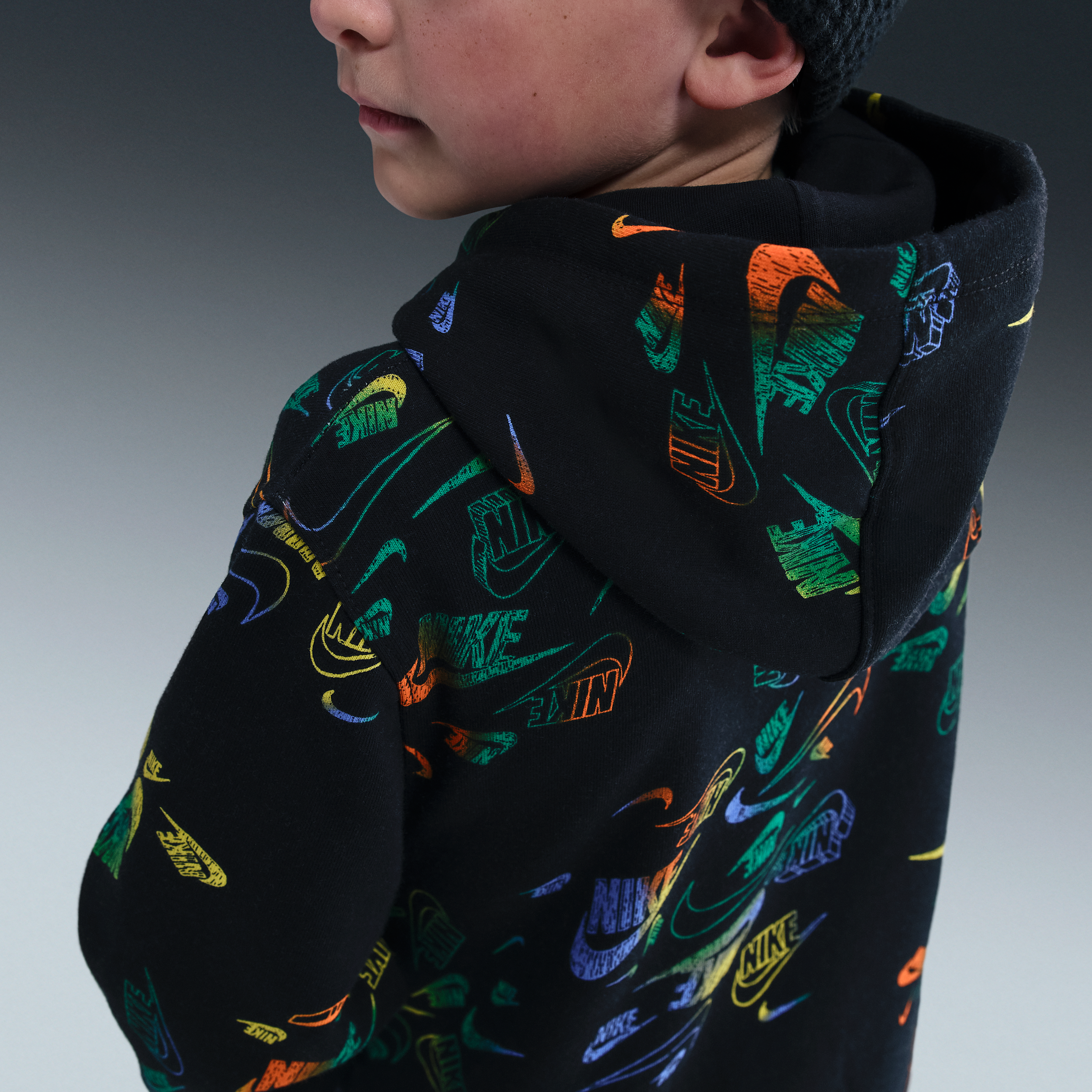 Thumbnail - Nike Reveal Hoodie mit Print für jüngere Kinder - Schwarz