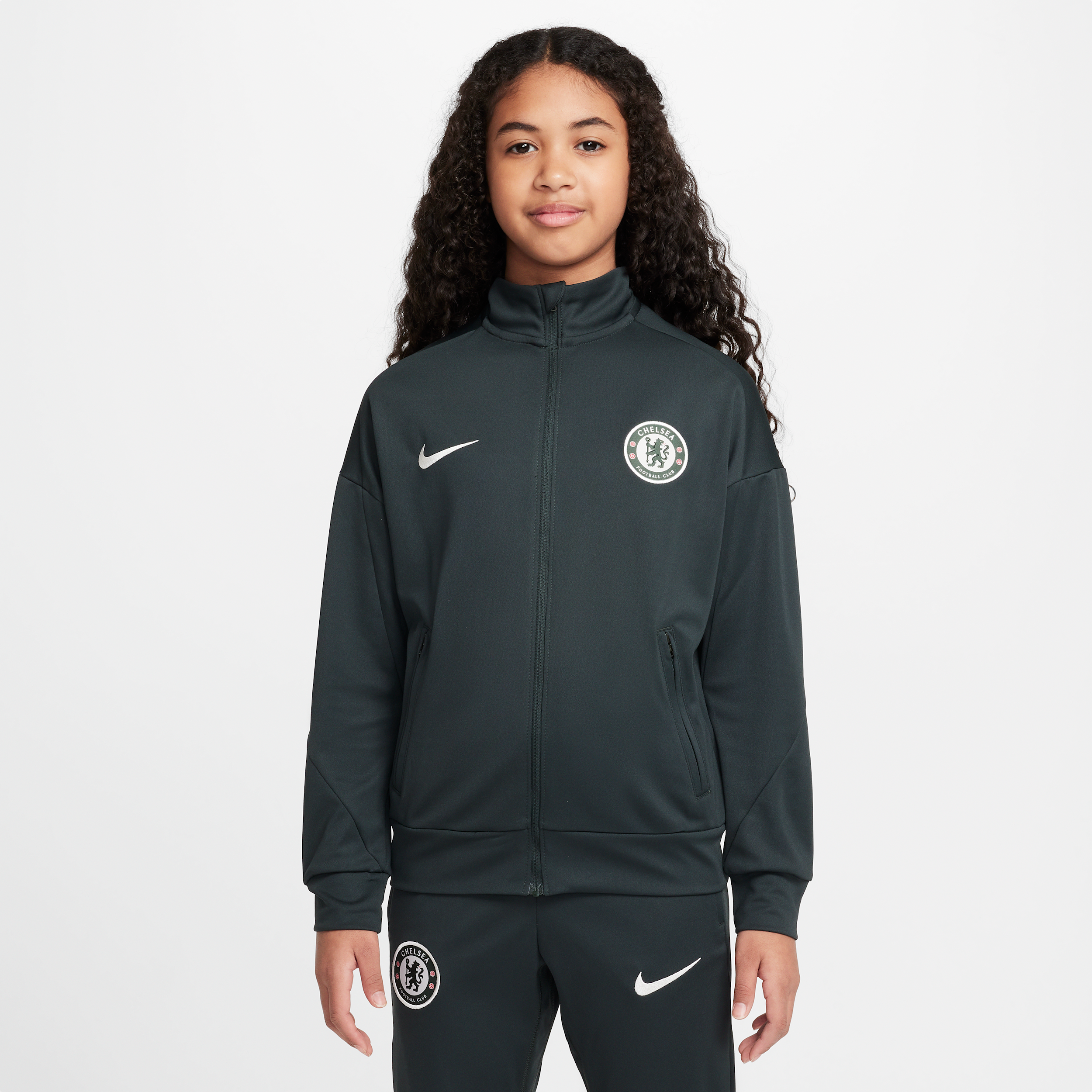 Thumbnail - FC Chelsea Academy Pro Nike Dri-FIT Fußball-Trainingsanzug aus Strickmaterial (ältere Kinder) - Grün