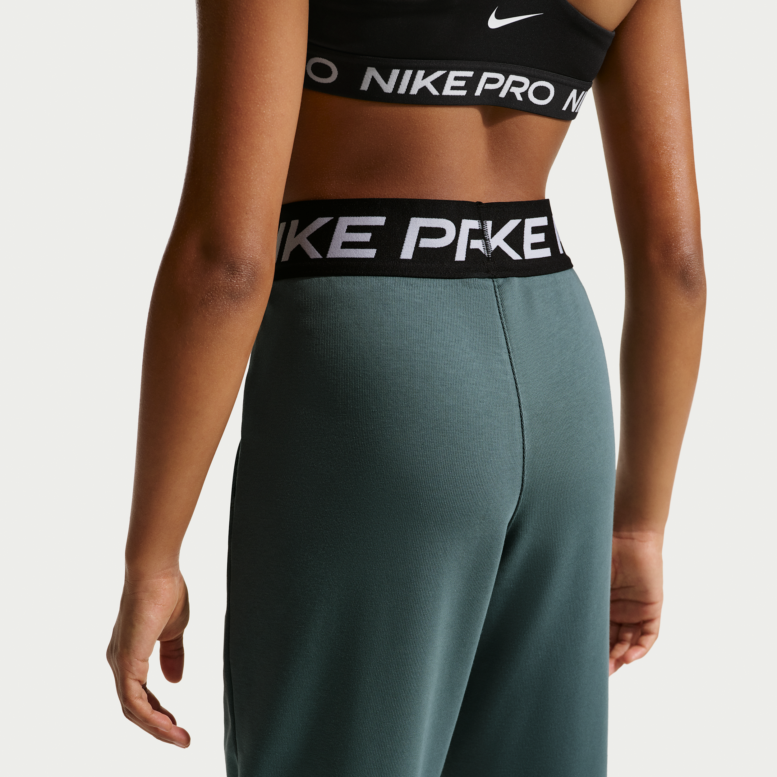 Thumbnail - Nike Pro Dri-FIT-Jogger aus Fleece (ältere Kinder, Mädchen) - Grau