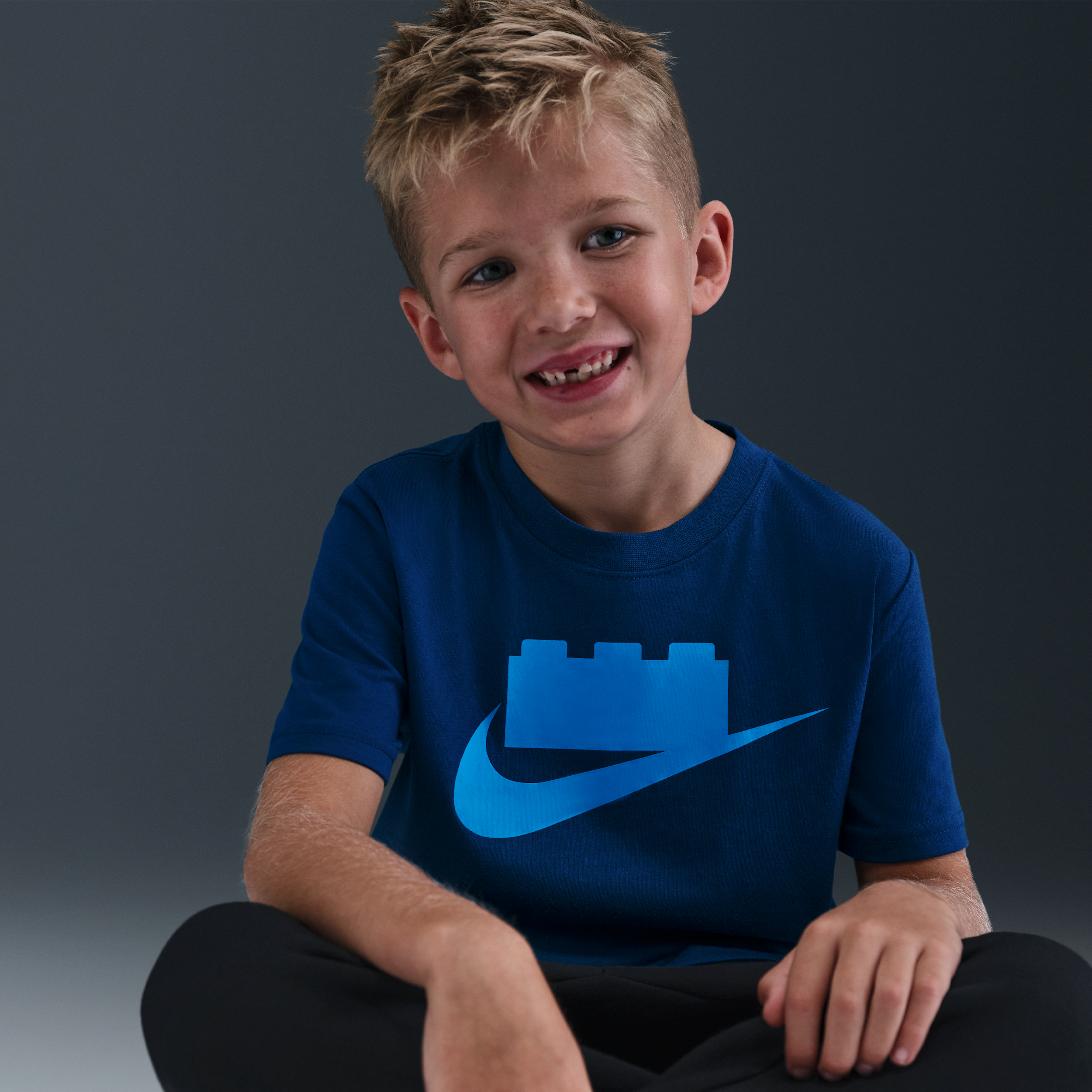 Thumbnail - Nike x LEGO® Kollektion T-Shirt mit Logo (jüngere Kinder) - Blau