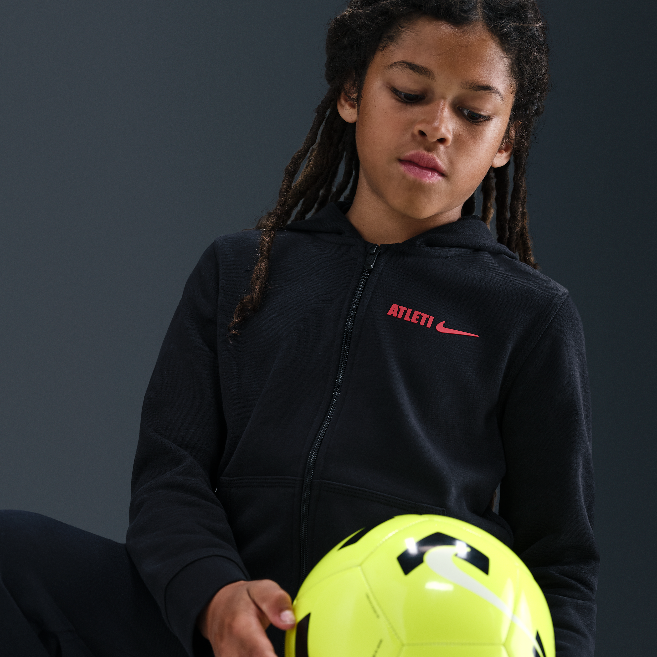 Thumbnail - Atlético Madrid Club Nike Fußball-Kapuzenjacke mit durchgehendem Reißverschluss für ältere Kinder (Jungen) - Schwarz