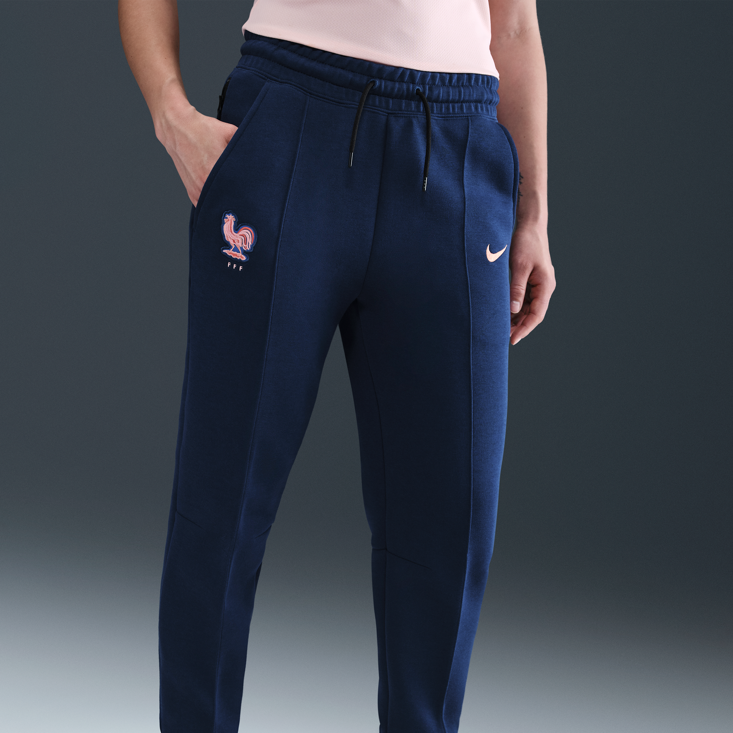 Thumbnail - FFF Tech Nike Fleece-Fußballjogger mit mittelhohem Bund (Damen) - Blau