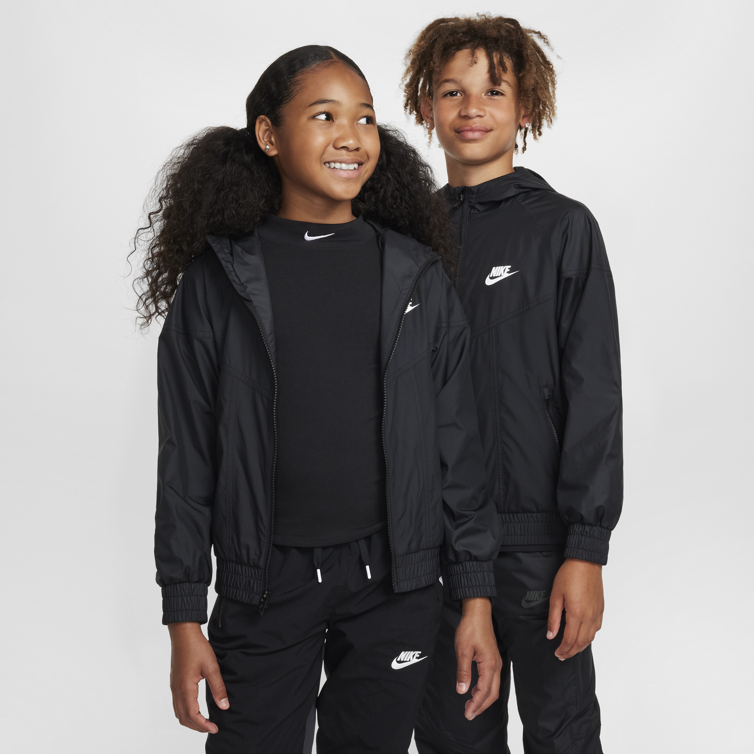 Veste à capuche déperlante Nike Sportswear Windrunner pour ado - Noir