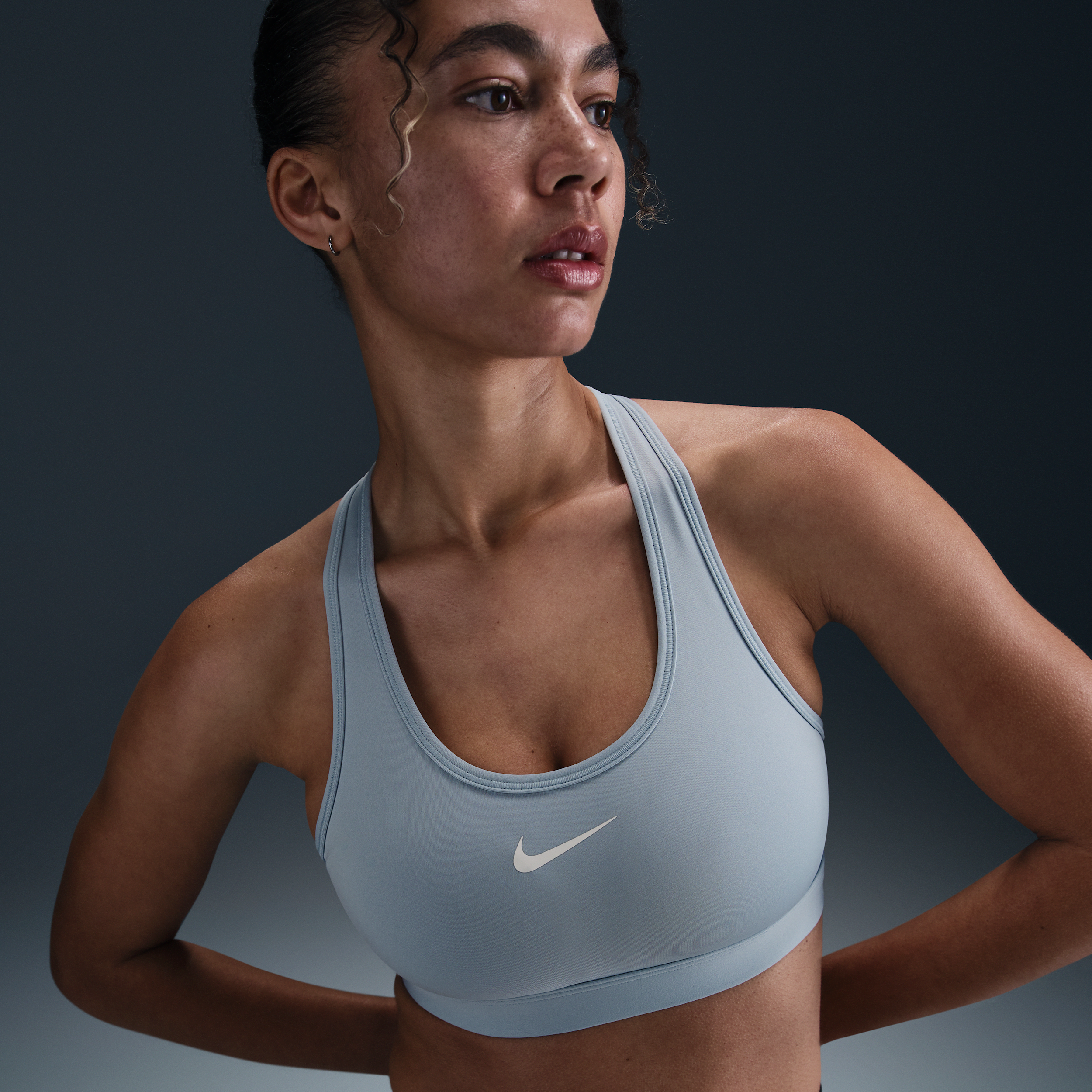 Thumbnail - Nike Swoosh gepolsterter Sport-BH mit mittlerem Halt - Blau