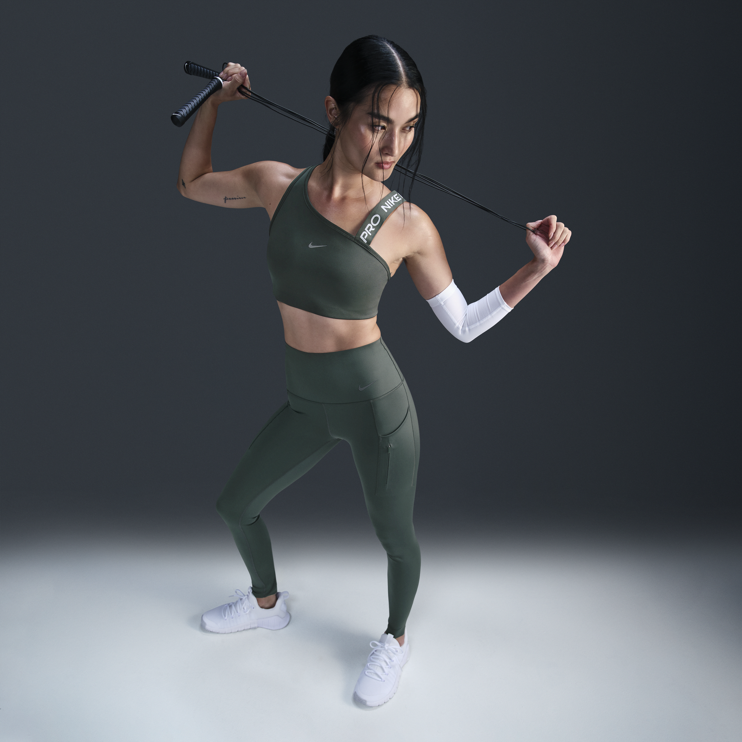 Legging taille haute à maintien supérieur et coupe longue avec poches Nike Go pour femme - Vert