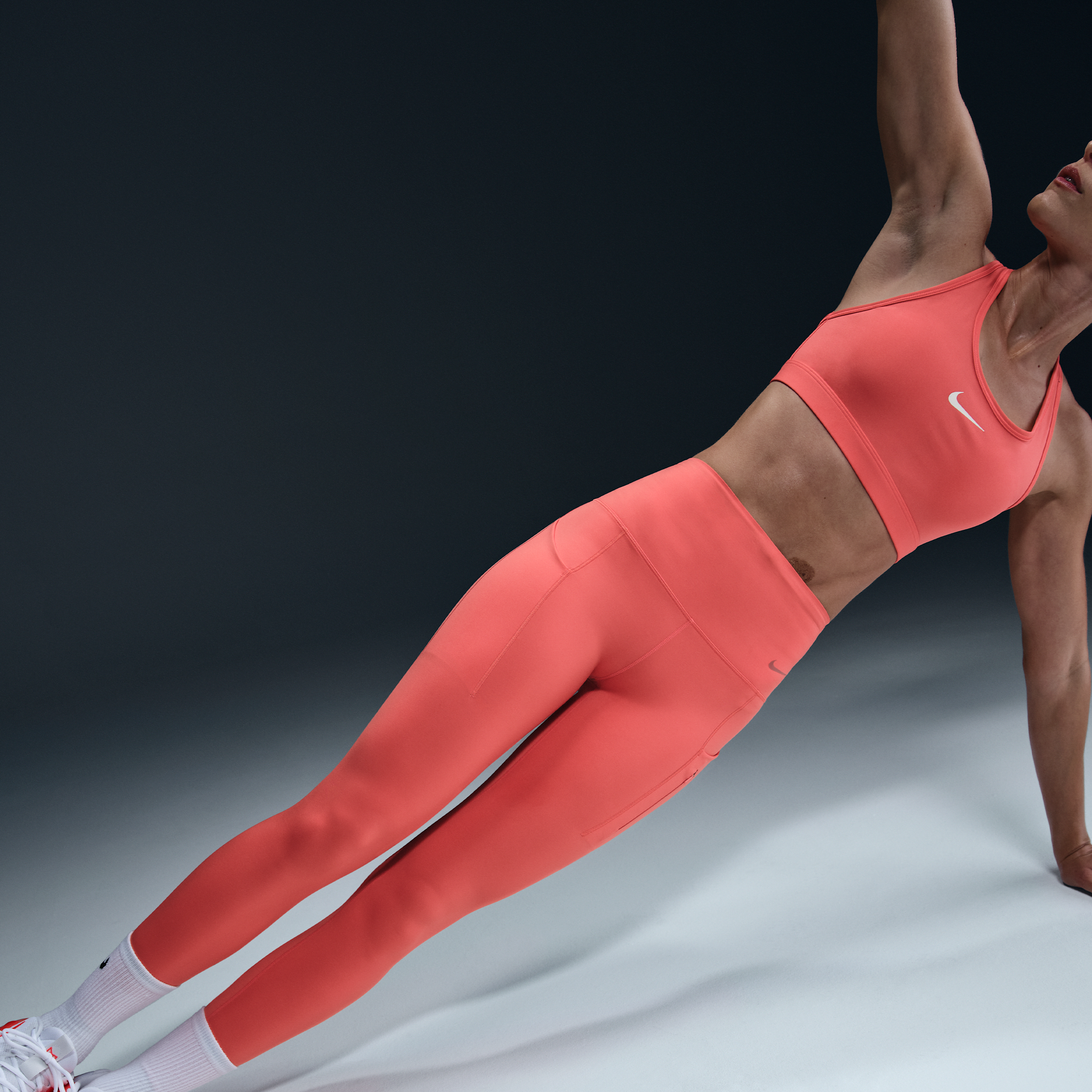Legging taille haute à maintien supérieur et coupe longue avec poches Nike Go pour femme - Orange