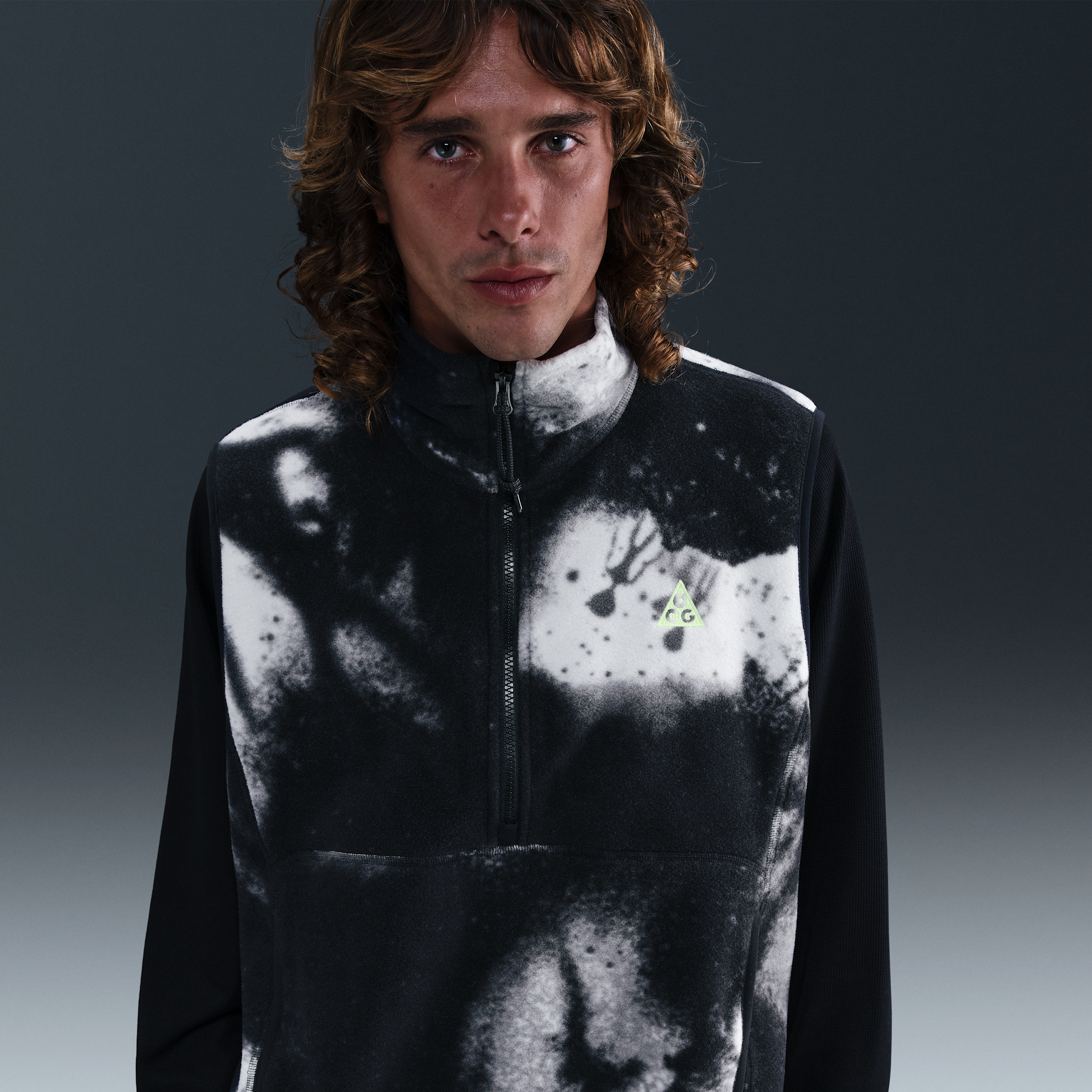 Thumbnail - Nike ACG "Wolf Tree" Weste mit Print - Grau