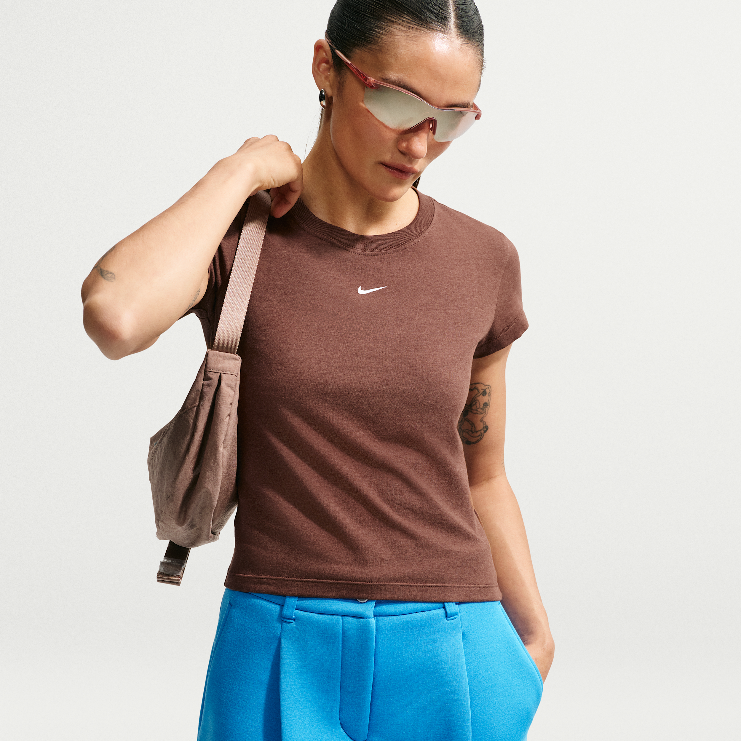 Maskinstrikket Nike Chill-T-shirt til kvinder - brun