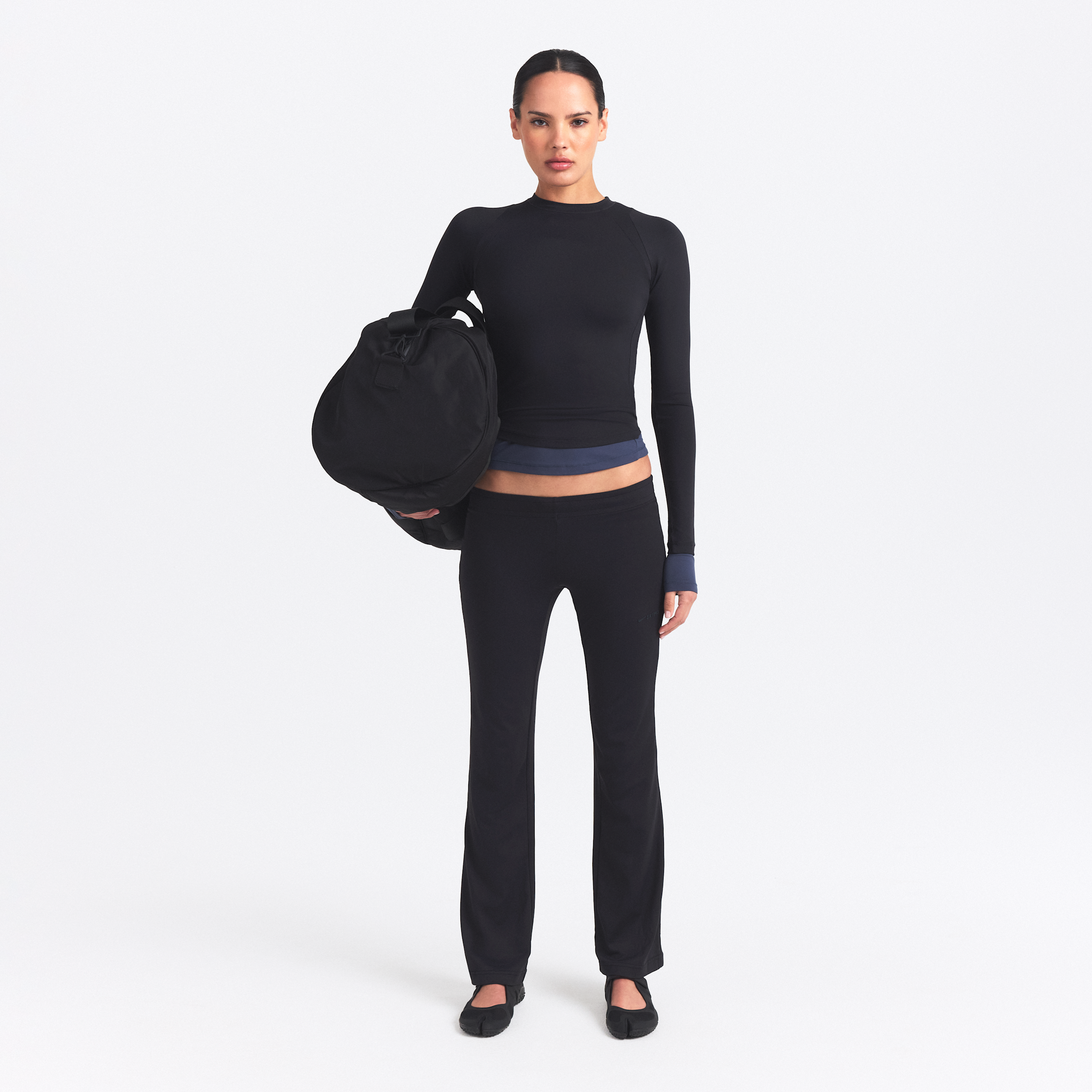 Thumbnail - NikeSKIMS Airy Mini-Schlaghose mit niedrigem Bund für Damen - Schwarz