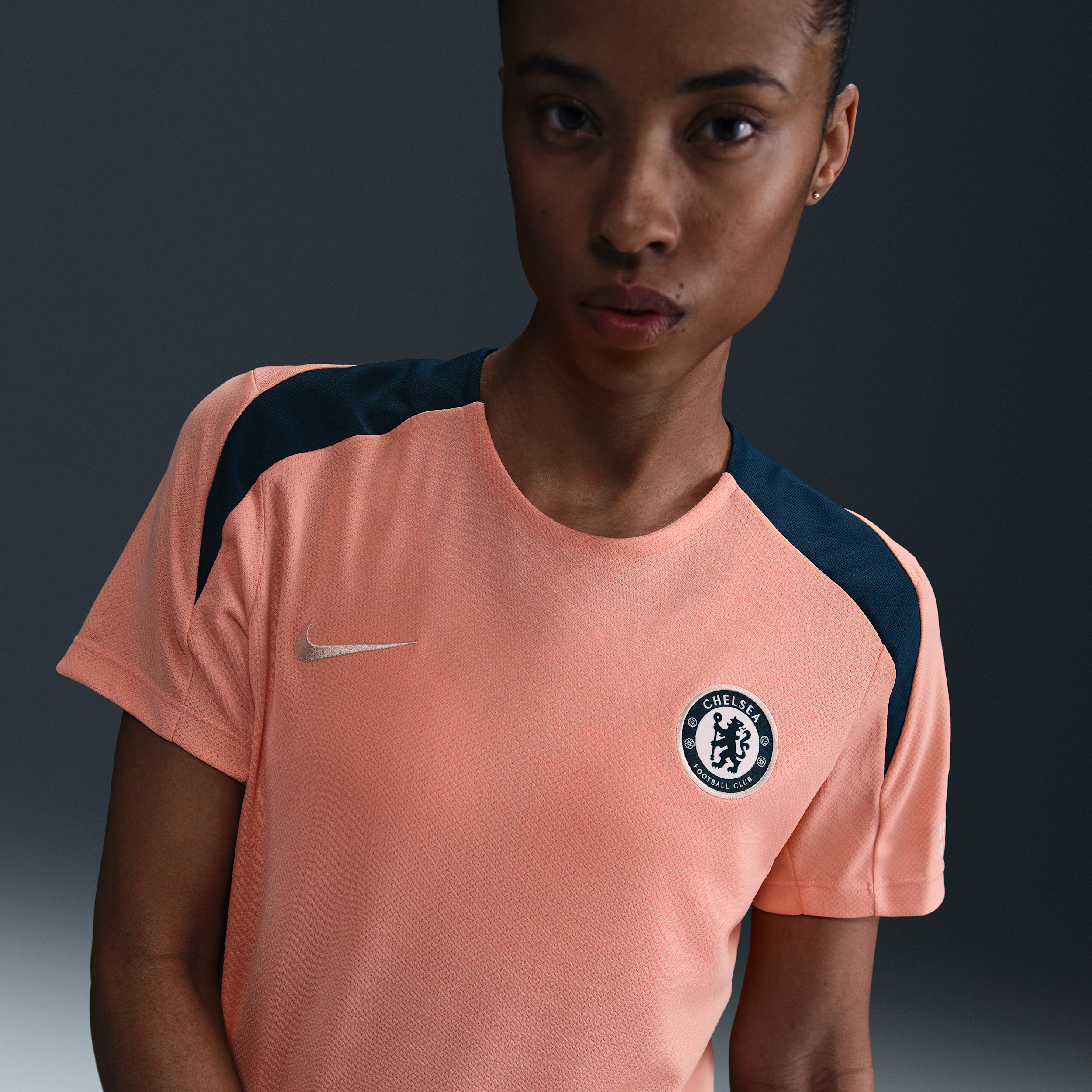 Nike Chelsea FC Strike Special Edition  Dri-FIT knit voetbaltop met korte mouwen voor dames - Oranje