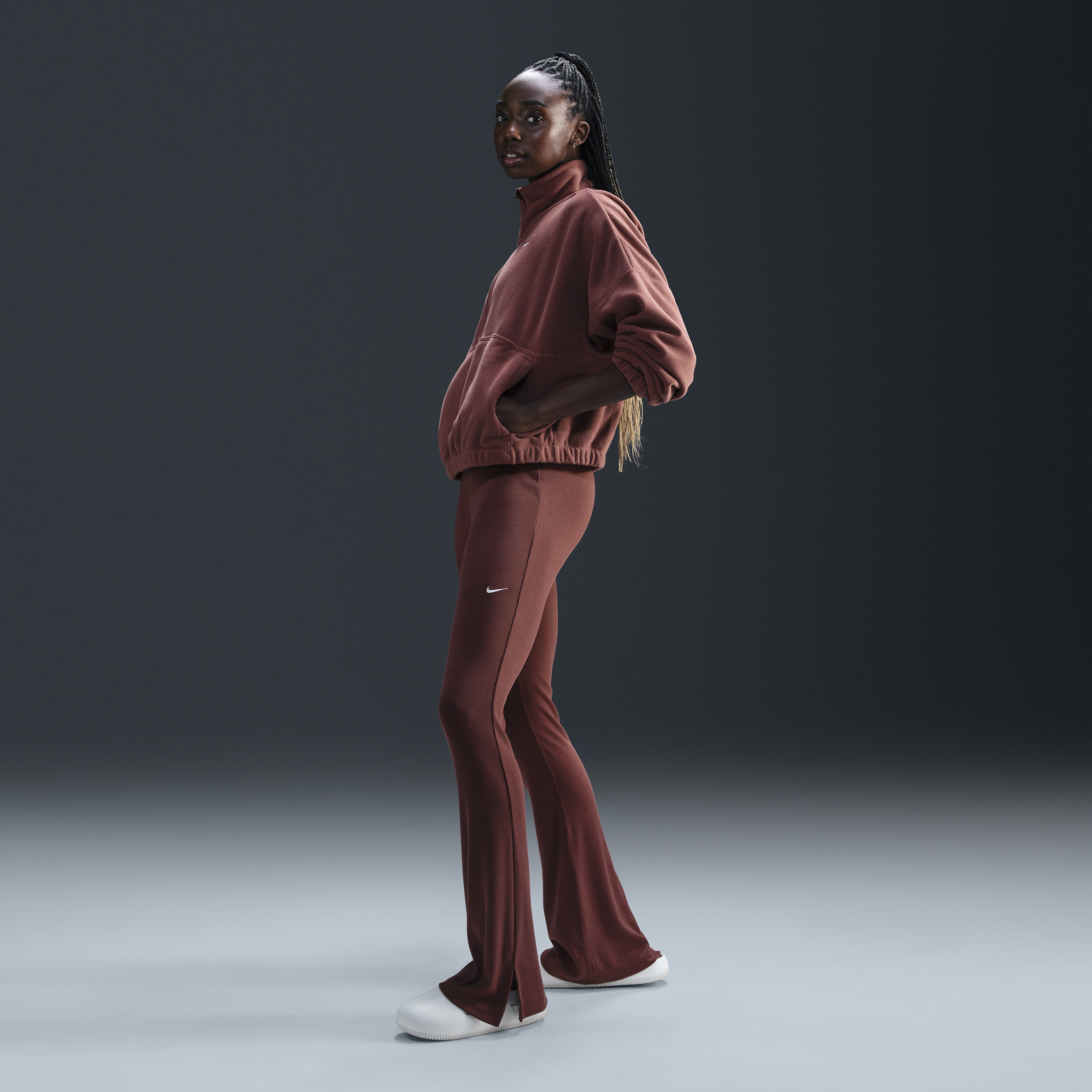 Nike Chill Knit strakke legging met wijd uitlopende pijpen en mini-rib voor dames - Bruin