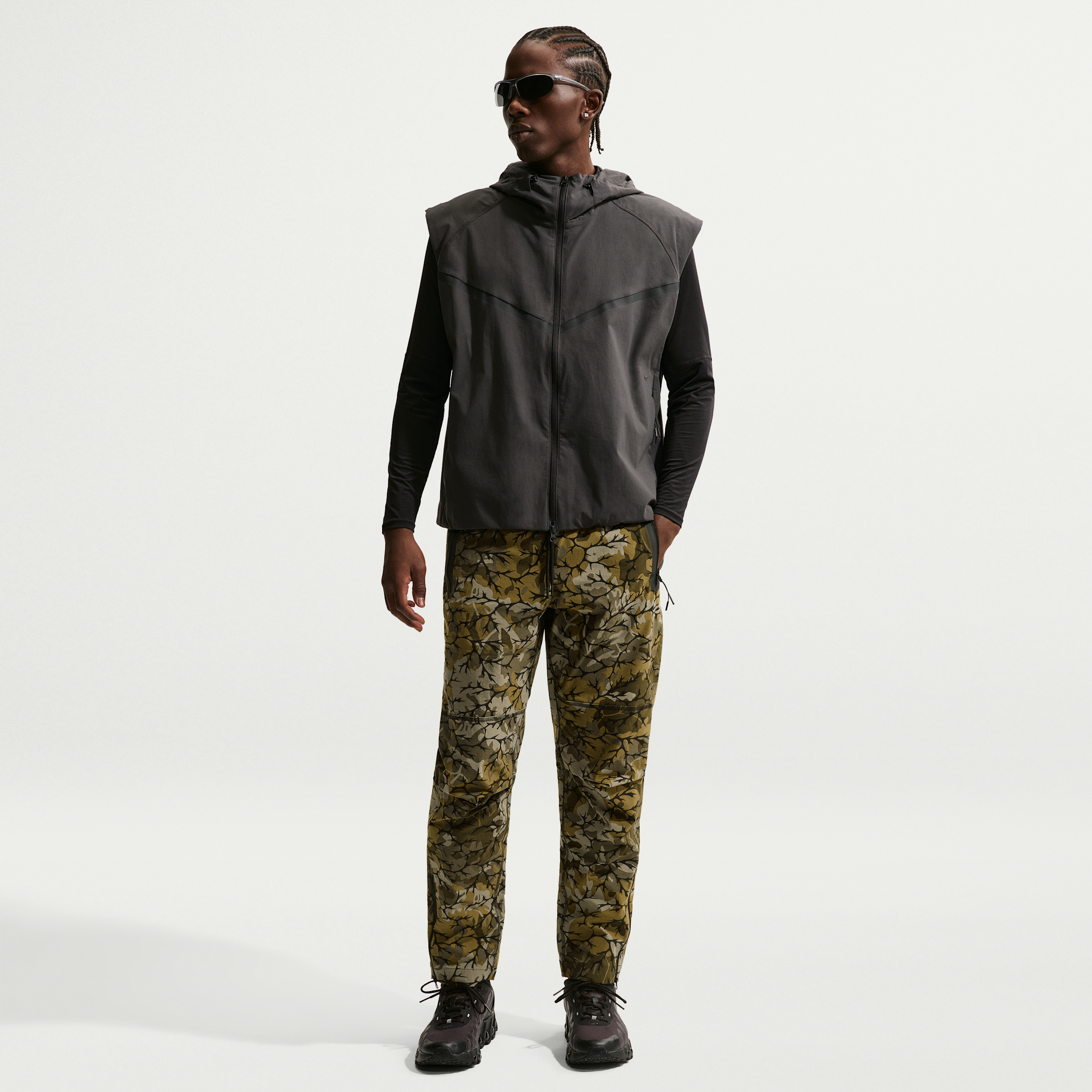 Thumbnail - Nike Tech Dri-FIT Webhose mit offenem Saum (Herren) - Braun