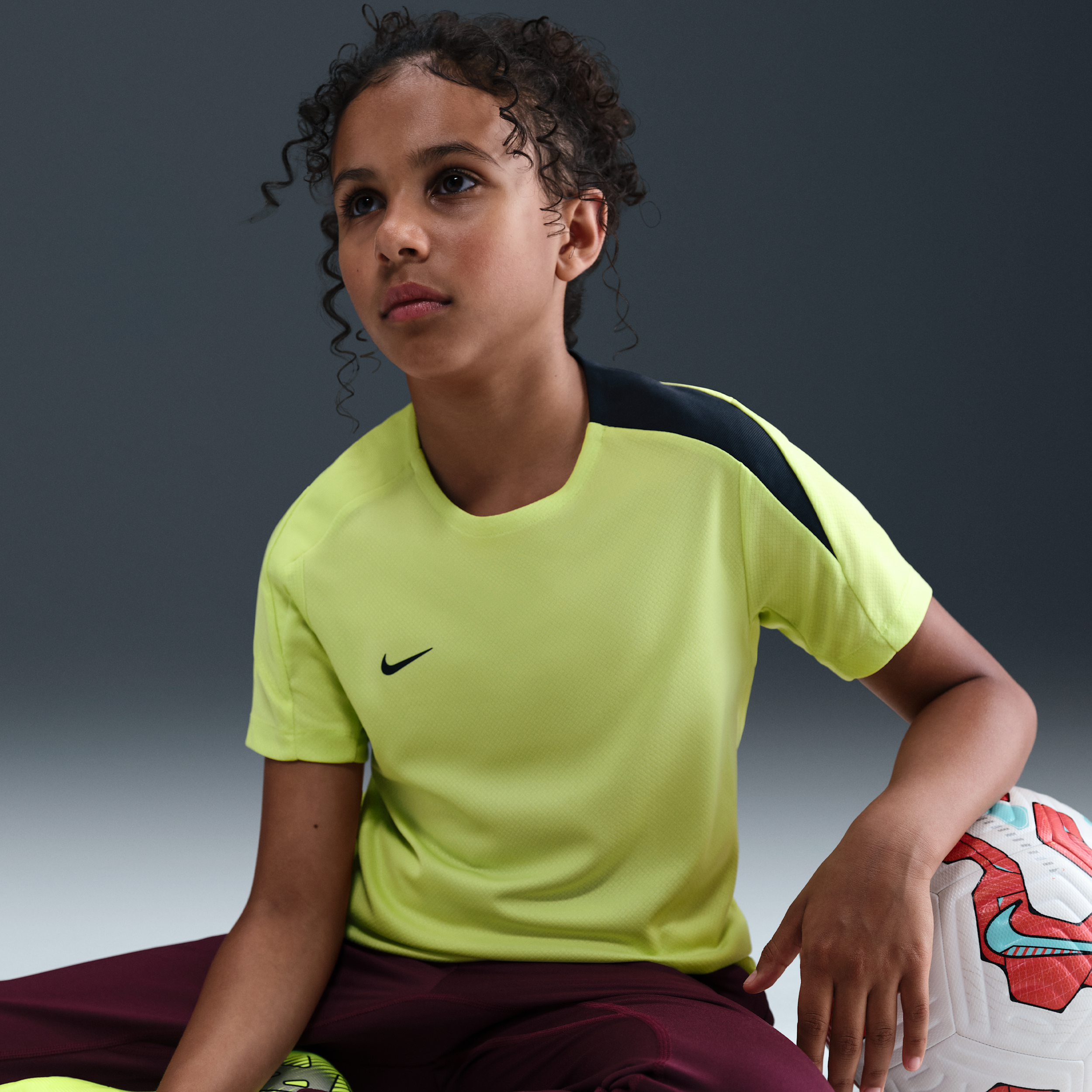 Thumbnail - Nike Dri-FIT Strike Kurzarm-Fußballoberteil für ältere Kinder - Grün