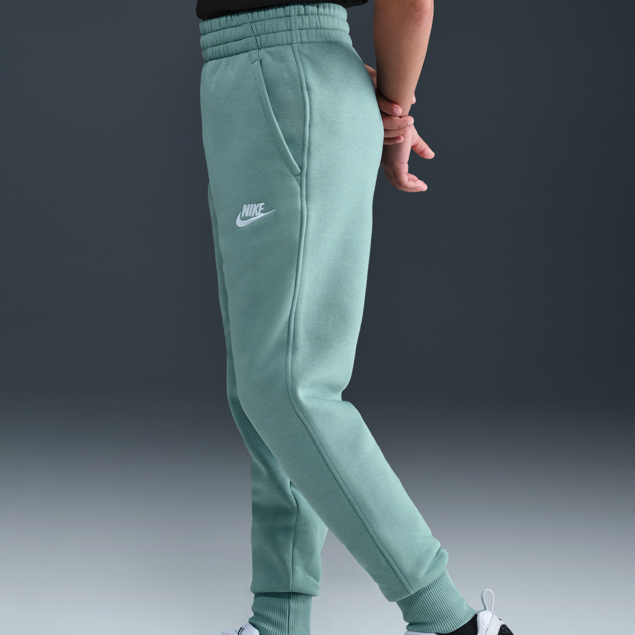 Thumbnail - Nike Sportswear Club Fleece passgenaue Hose mit hohem Taillenbund für ältere Kinder (Mädchen) - Grün