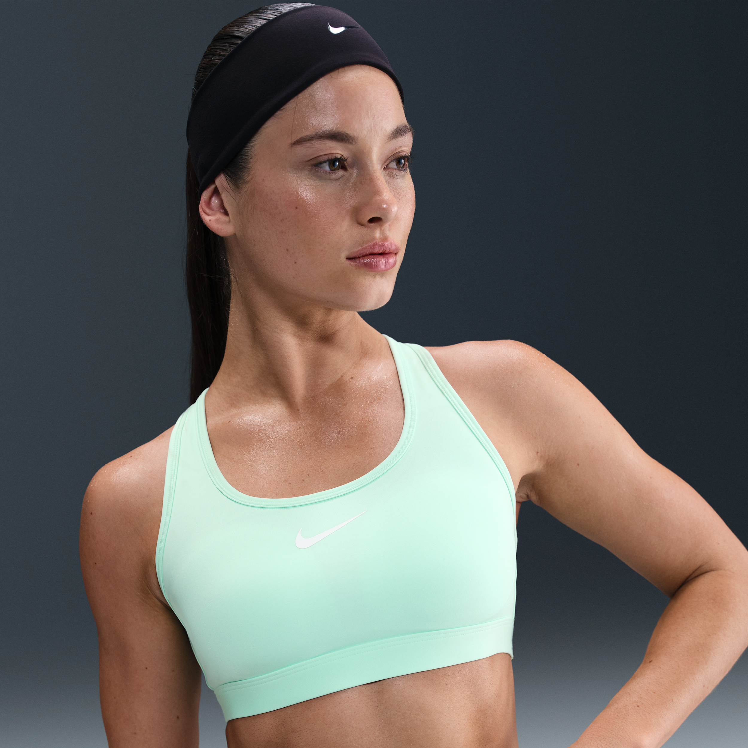 Thumbnail - Nike Swoosh gepolsterter Sport-BH mit mittlerem Halt - Grün